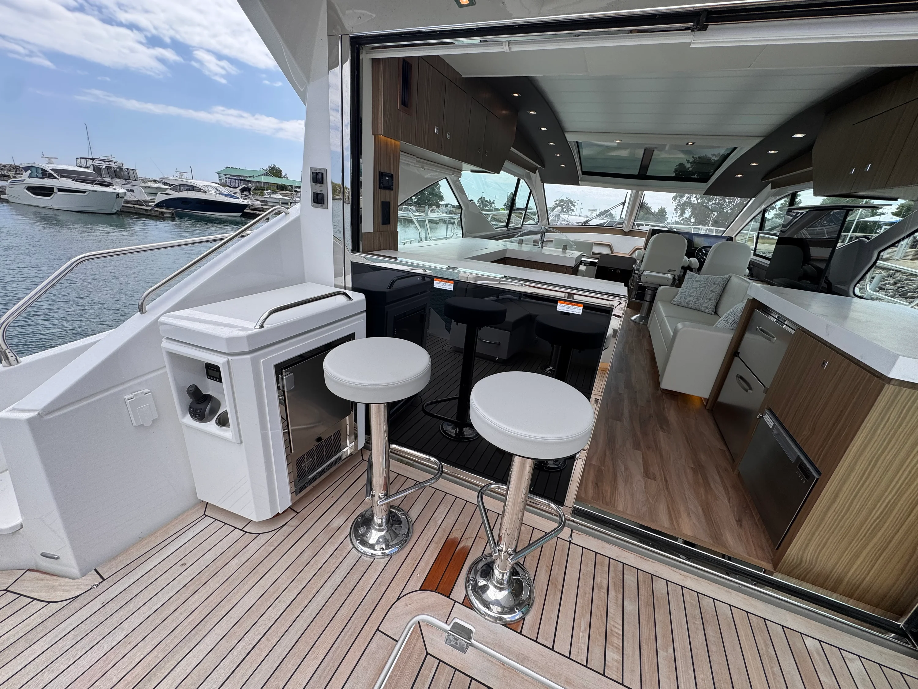 2025 Cruisers Yachts 60 CANTIUS Image Thumbnail #7