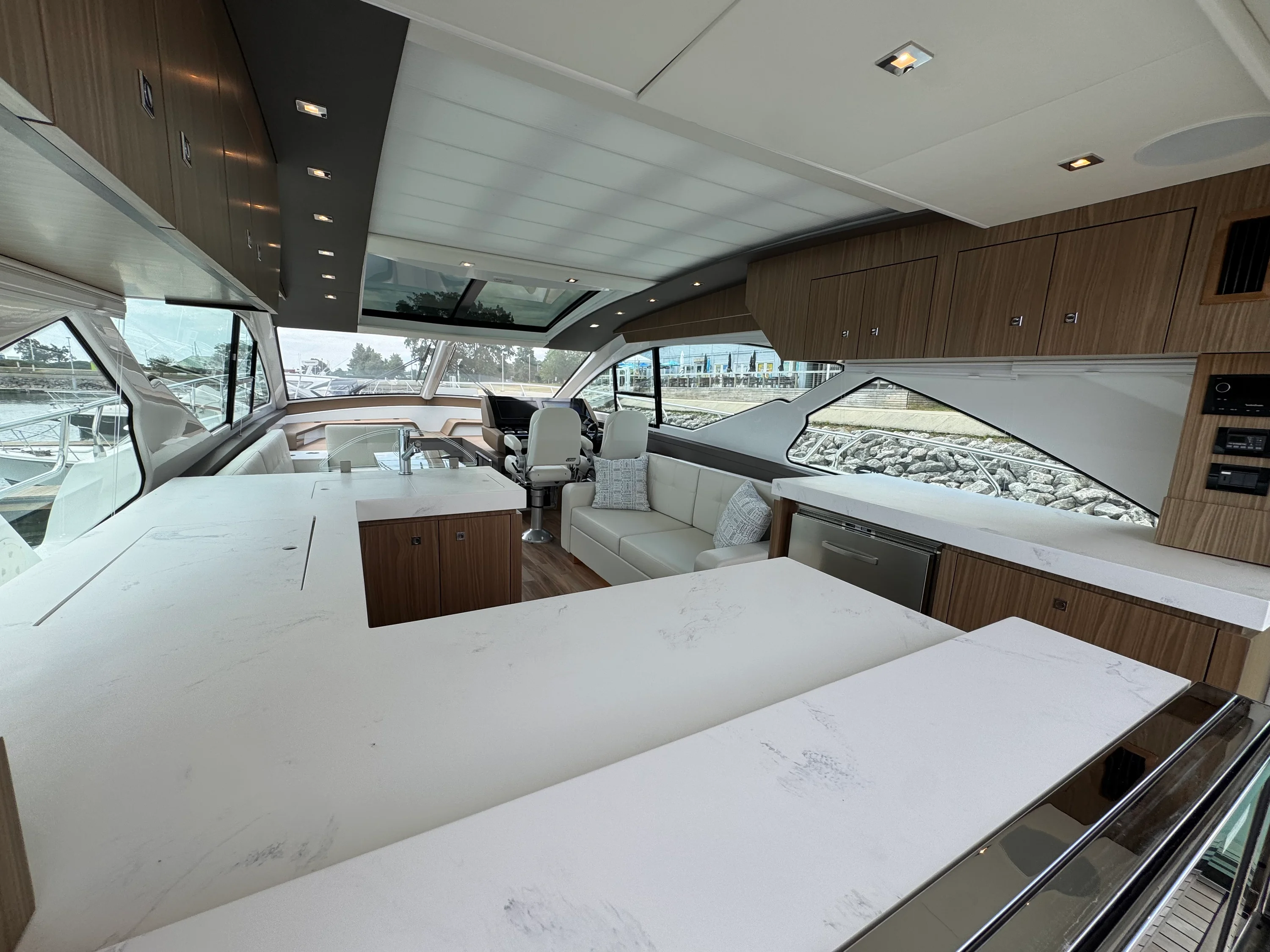 2025 Cruisers Yachts 60 CANTIUS Image Thumbnail #13