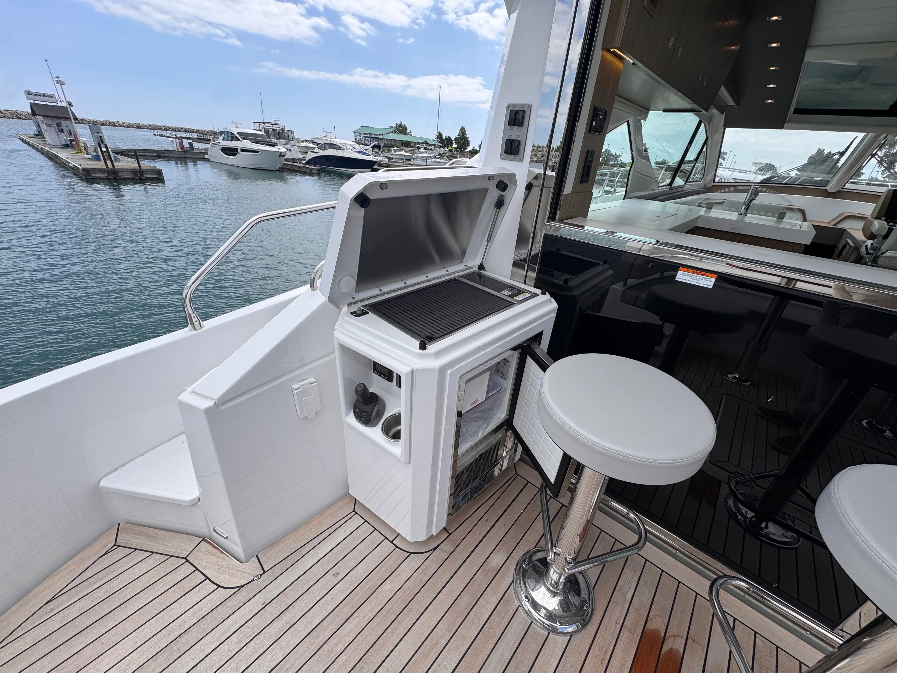 2025 Cruisers Yachts 60 CANTIUS Image Thumbnail #8