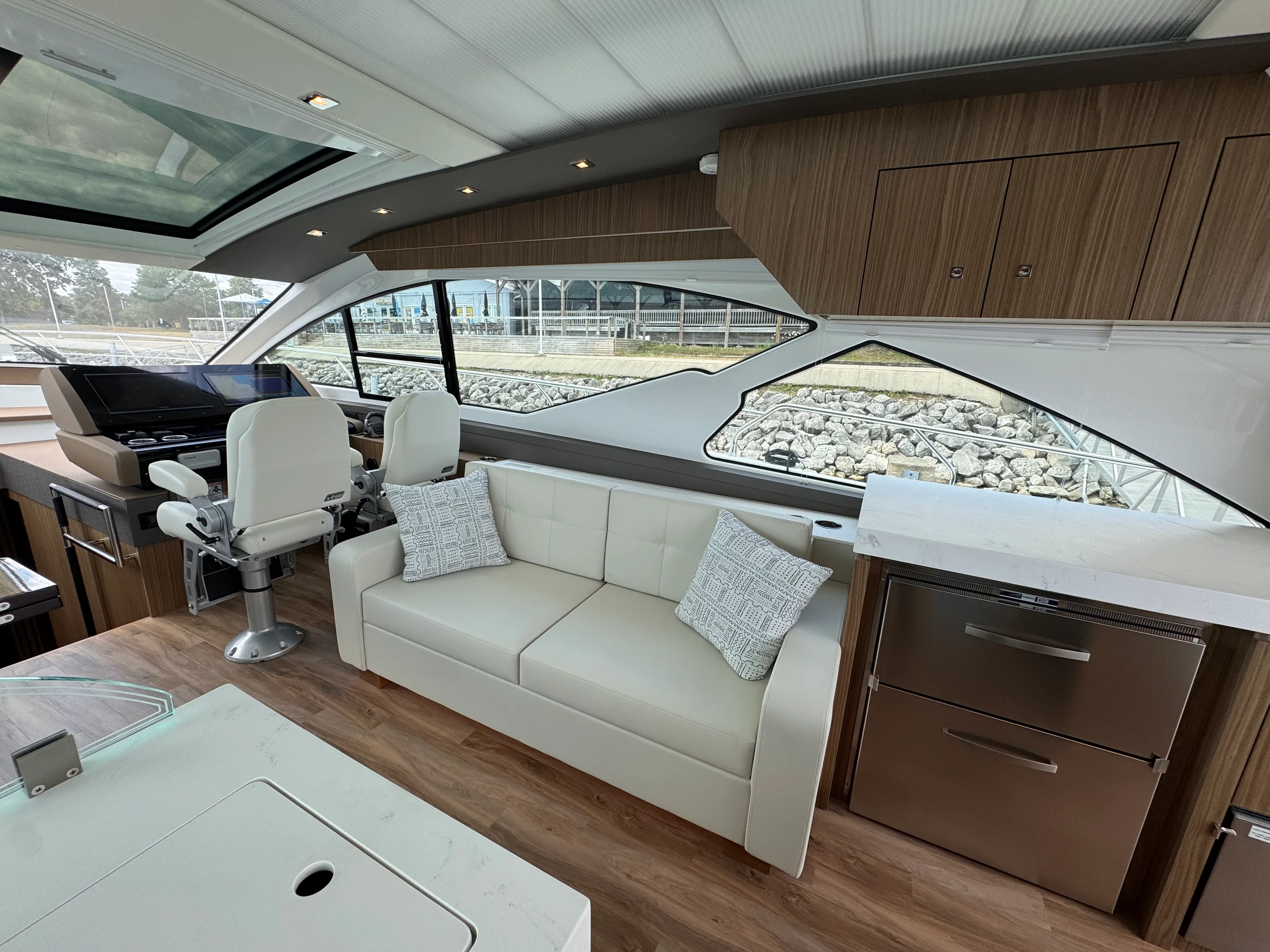 2025 Cruisers Yachts 60 CANTIUS Image Thumbnail #17