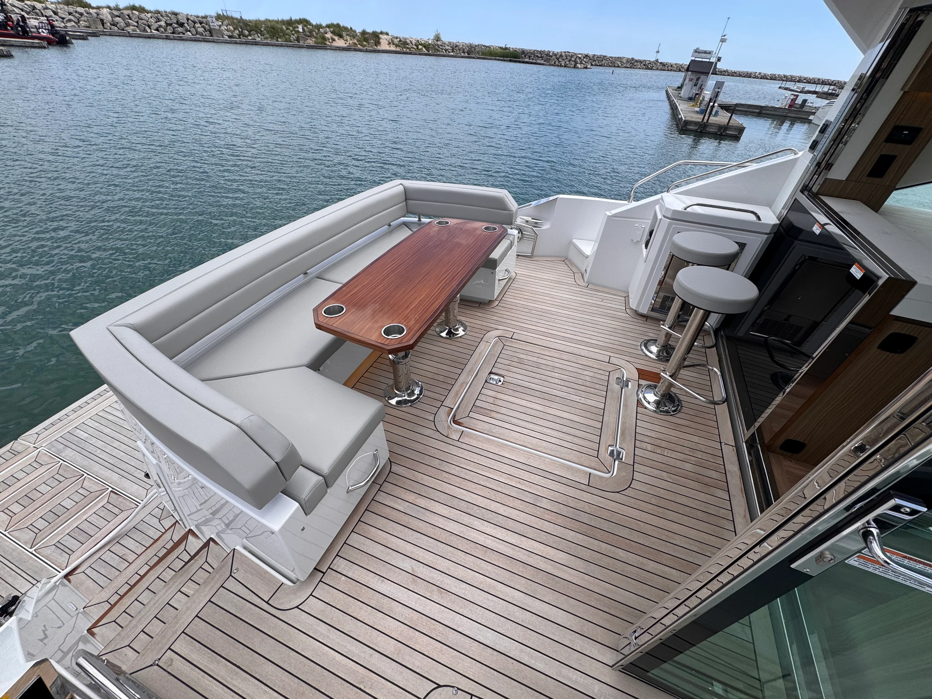 2025 Cruisers Yachts 60 CANTIUS Image Thumbnail #6
