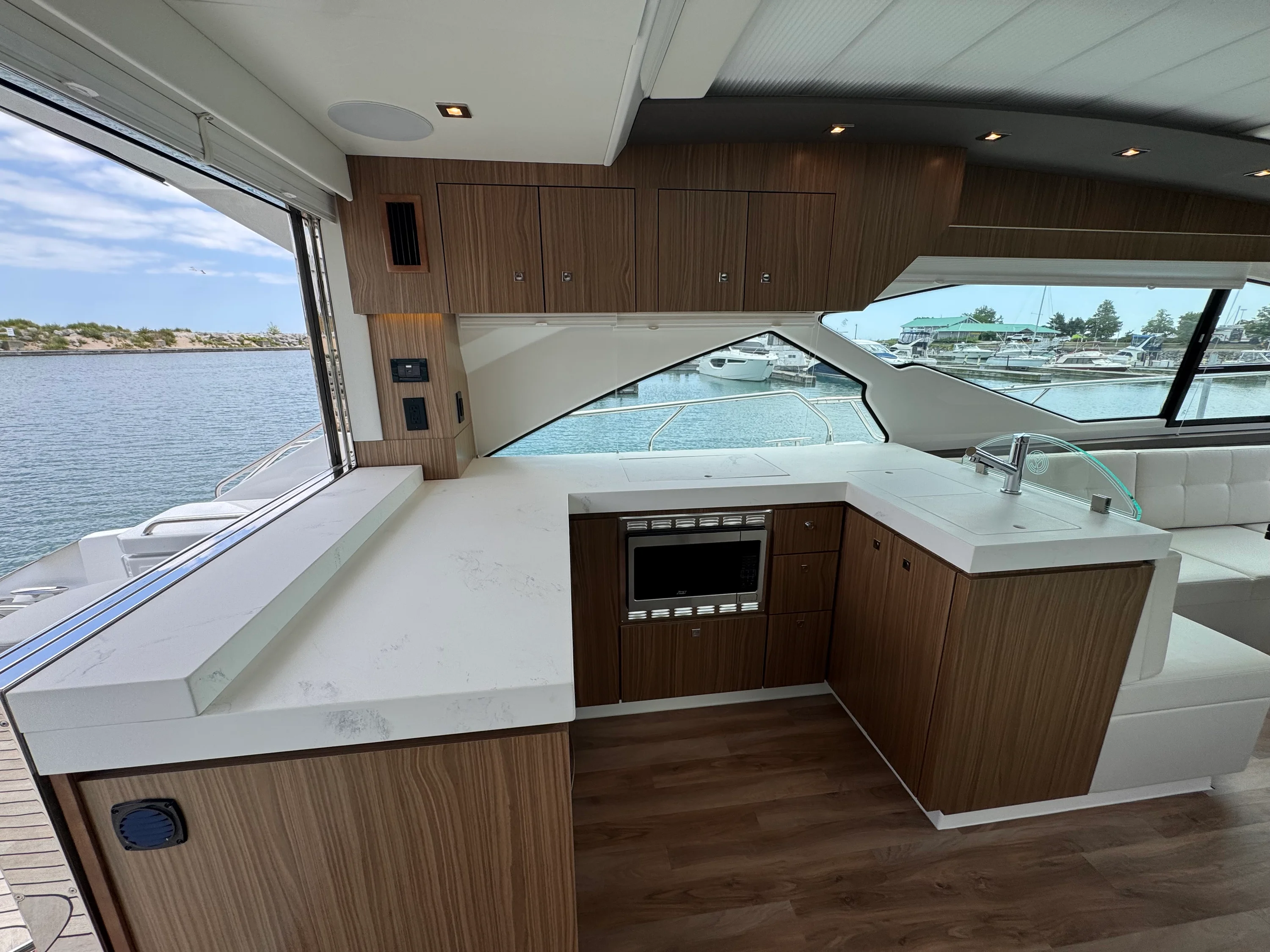 2025 Cruisers Yachts 60 CANTIUS Image Thumbnail #15