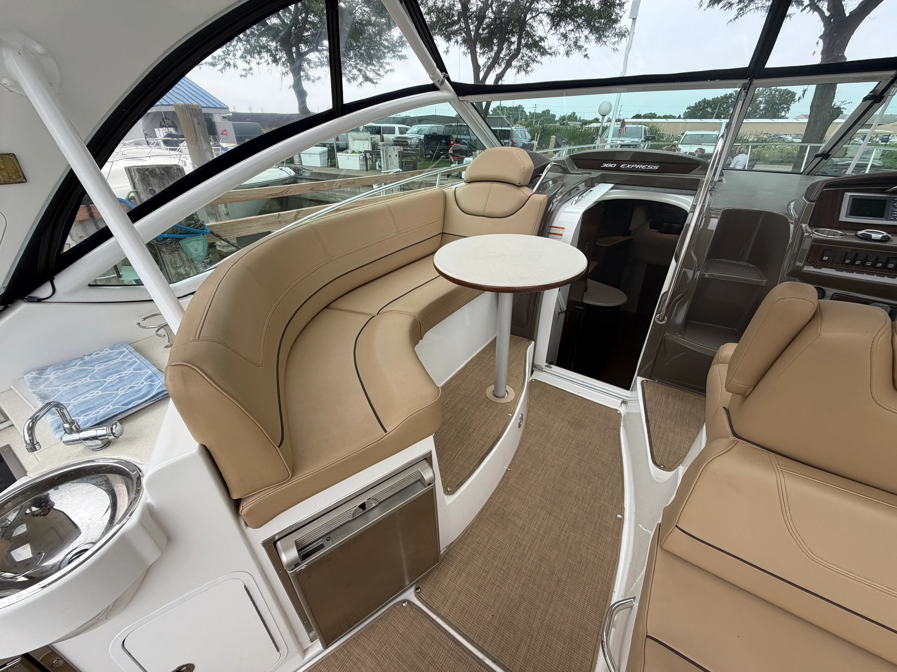 2014 Cruisers Yachts 380 EXPRESS Image Thumbnail #10