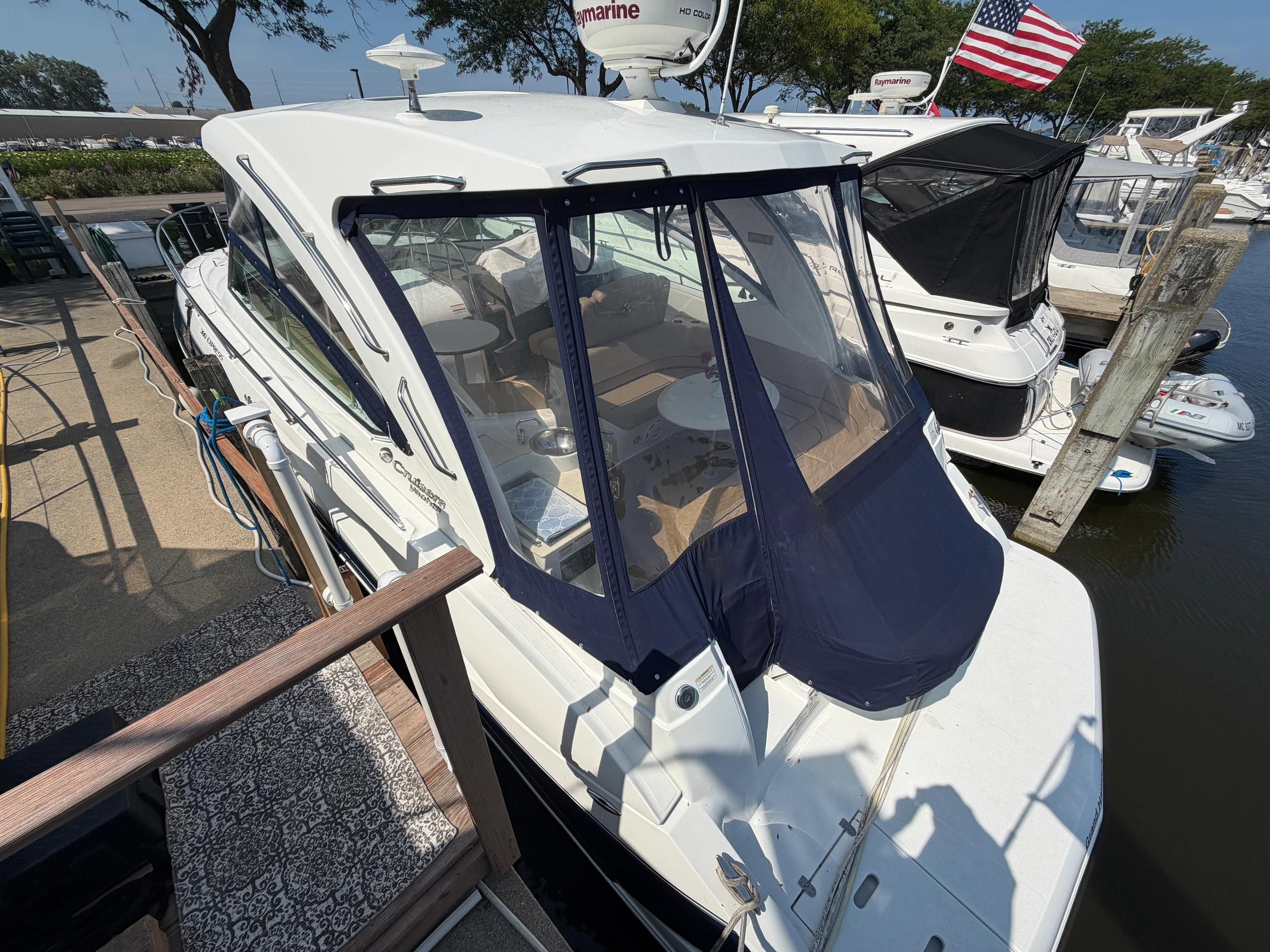 2014 Cruisers Yachts 380 EXPRESS Image Thumbnail #4