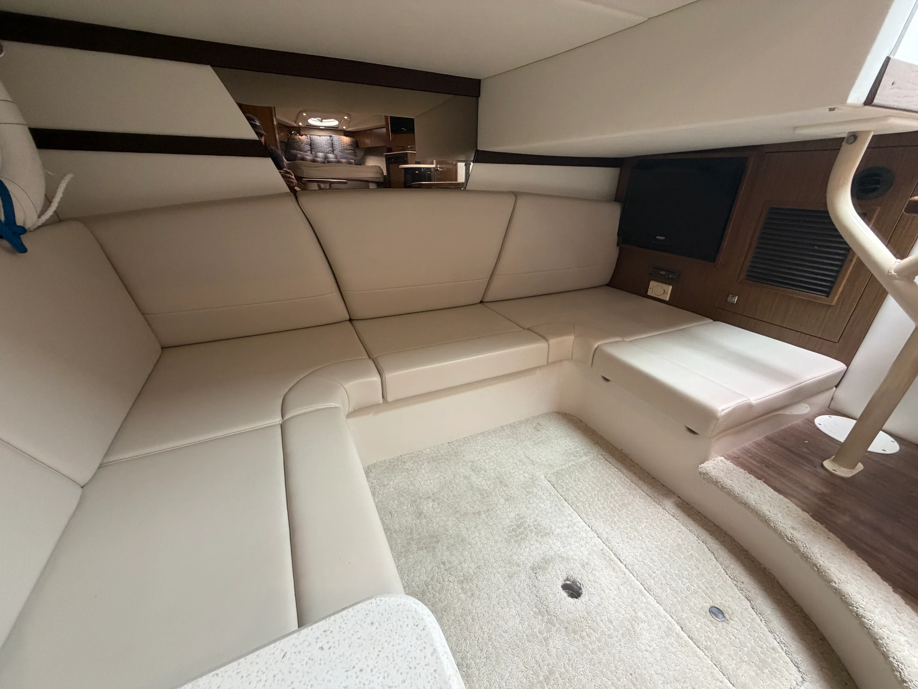 2014 Cruisers Yachts 380 EXPRESS Image Thumbnail #34