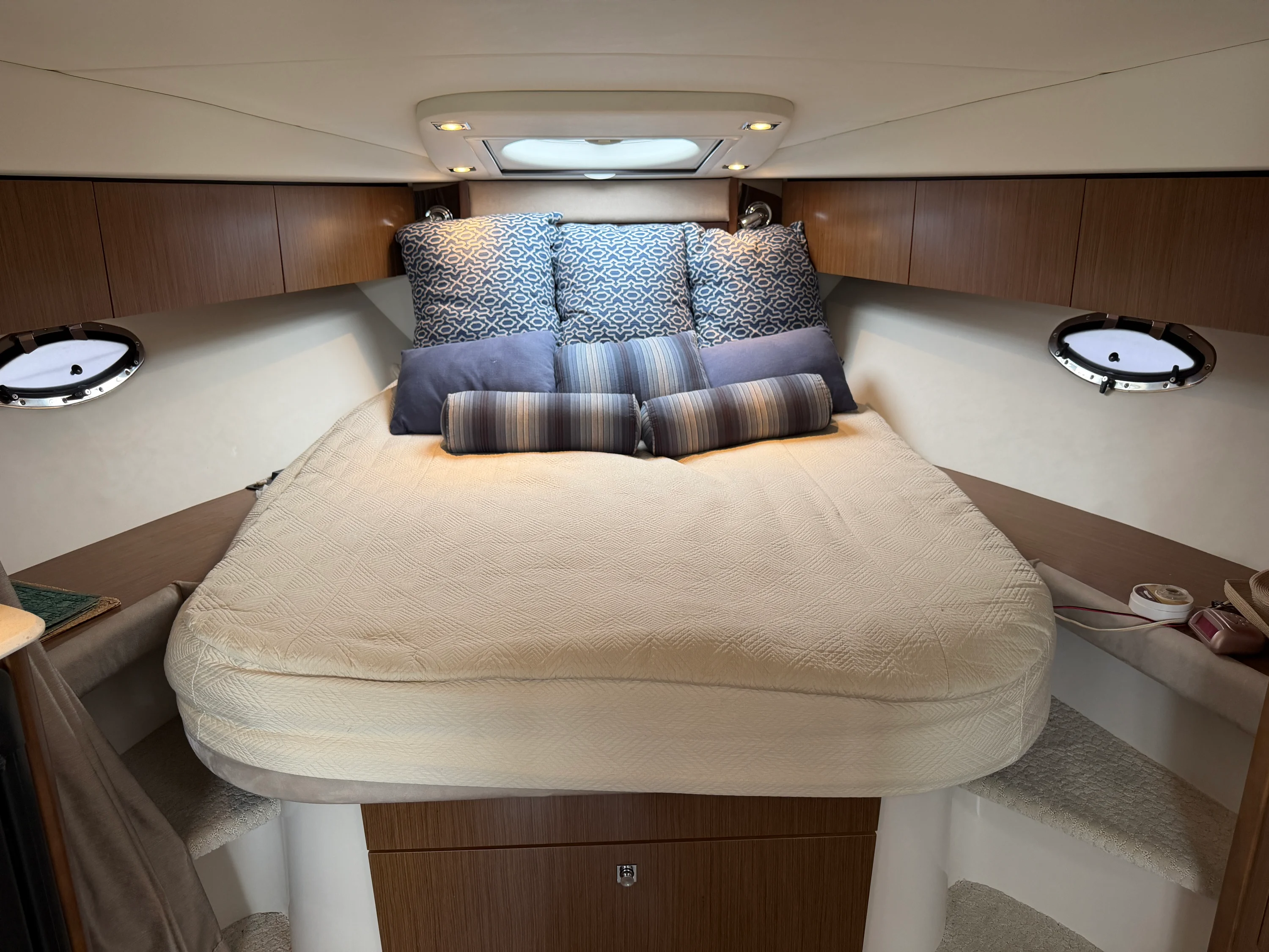 2014 Cruisers Yachts 380 EXPRESS Image Thumbnail #31