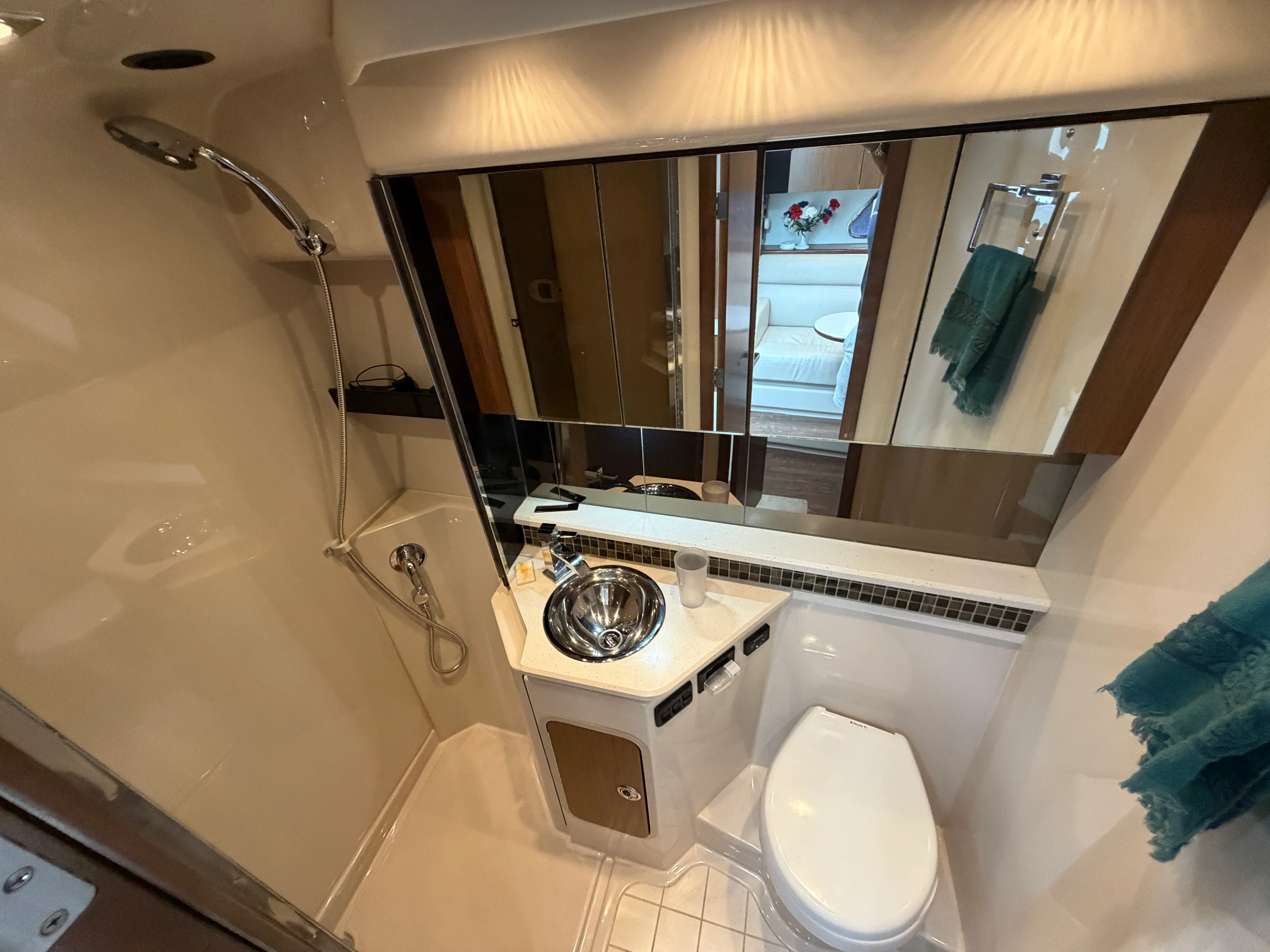 2014 Cruisers Yachts 380 EXPRESS Image Thumbnail #45