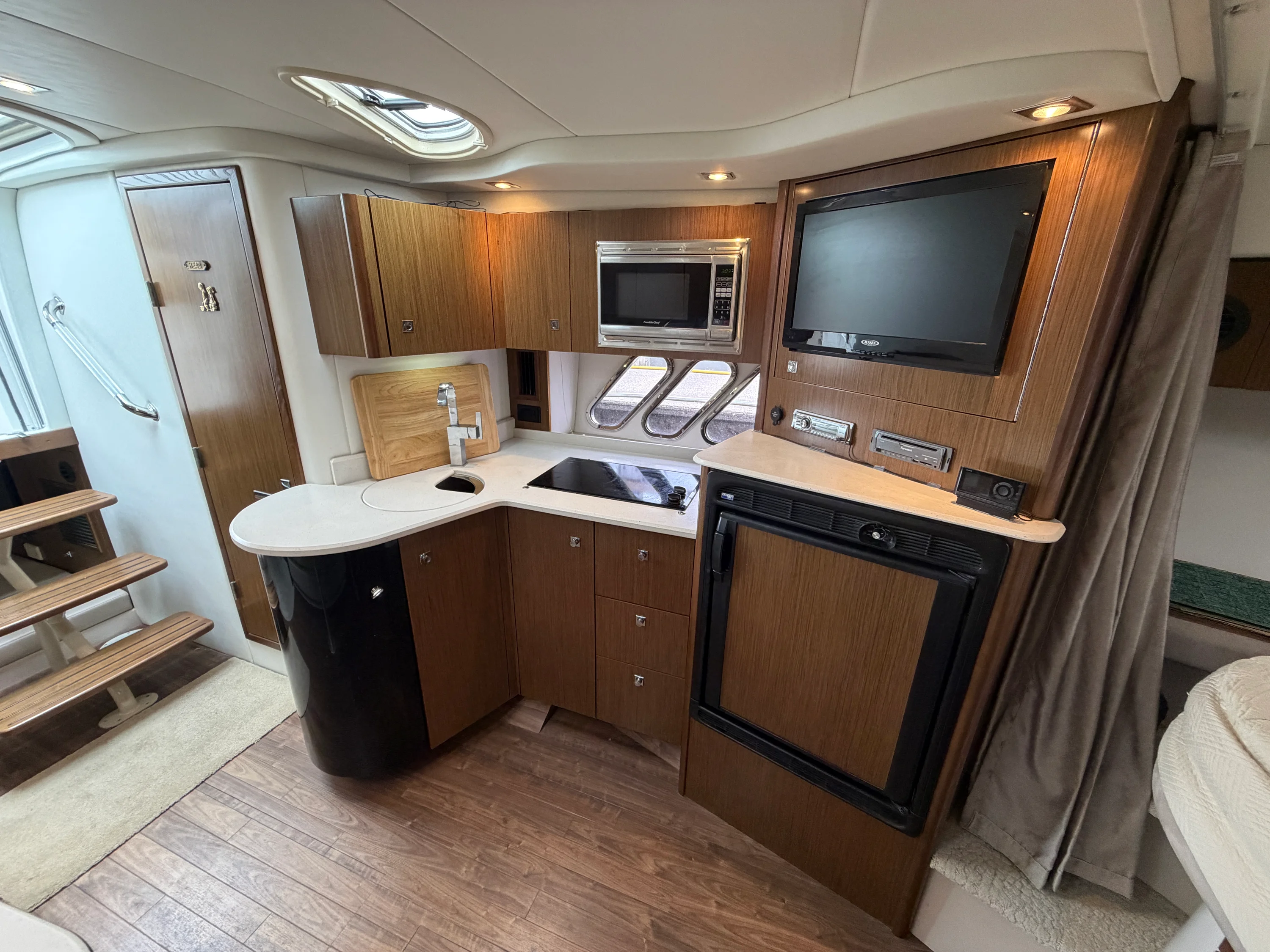 2014 Cruisers Yachts 380 EXPRESS Image Thumbnail #36