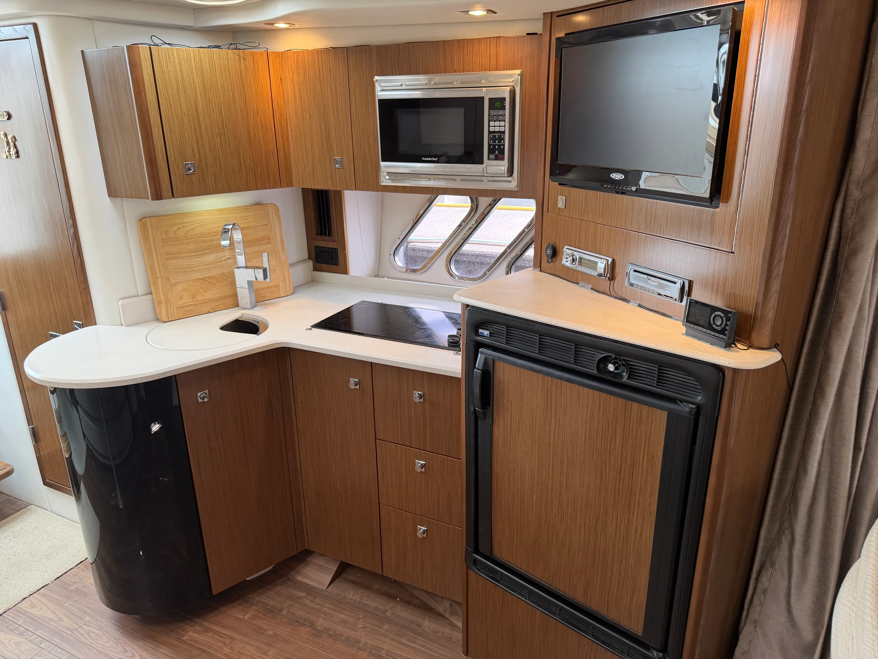 2014 Cruisers Yachts 380 EXPRESS Image Thumbnail #37