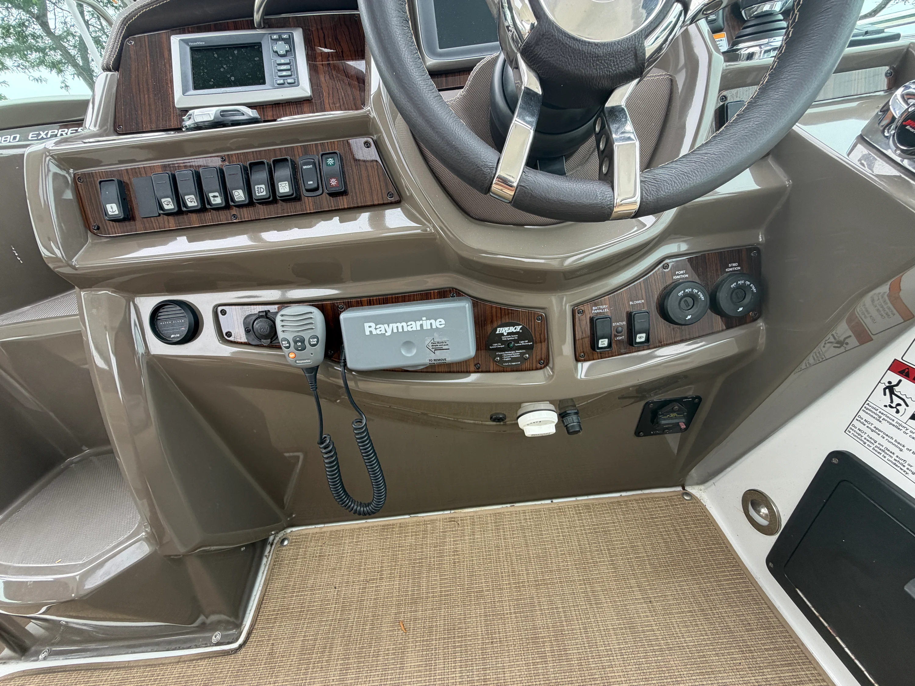 2014 Cruisers Yachts 380 EXPRESS Image Thumbnail #16