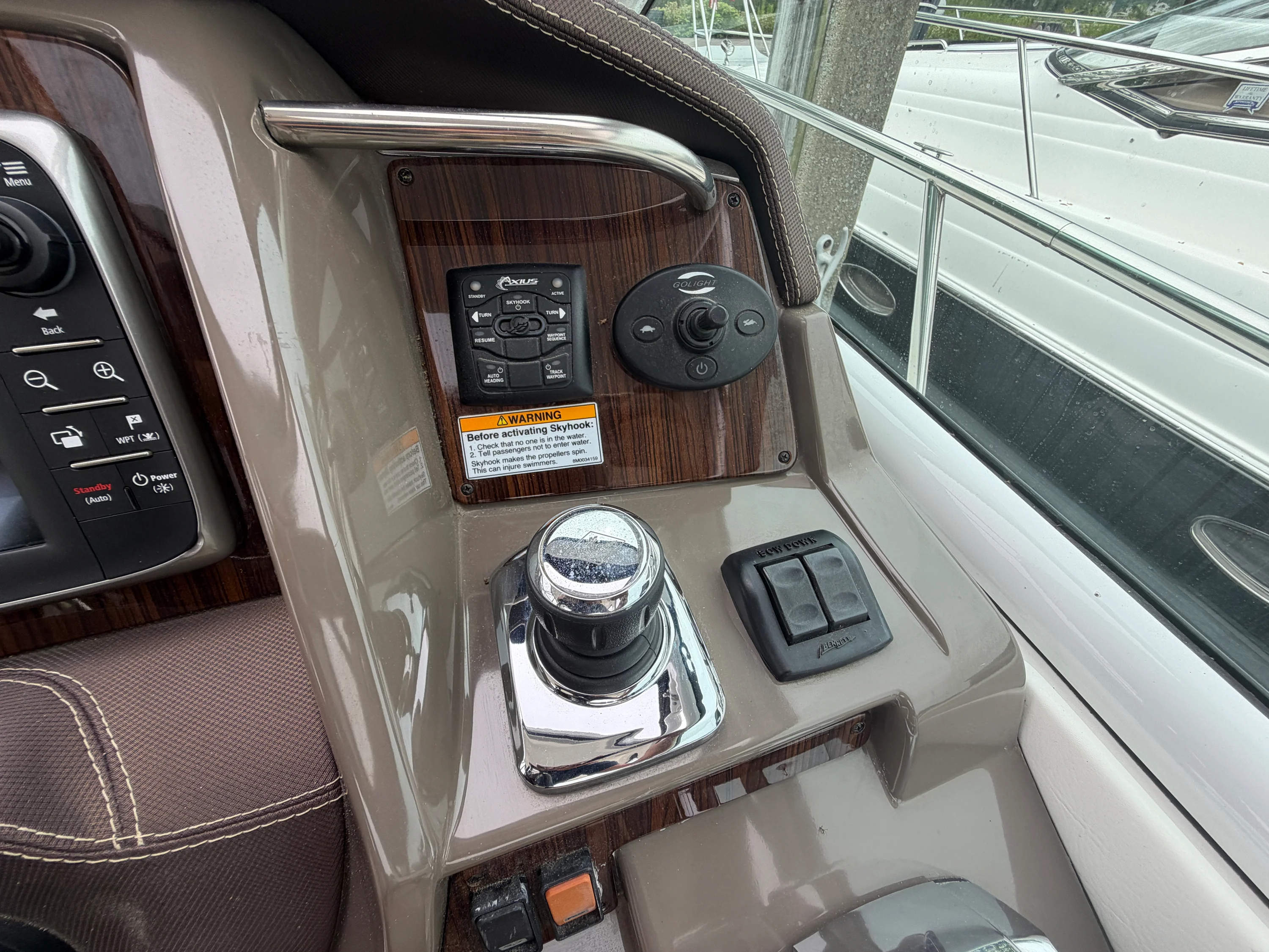 2014 Cruisers Yachts 380 EXPRESS Image Thumbnail #14