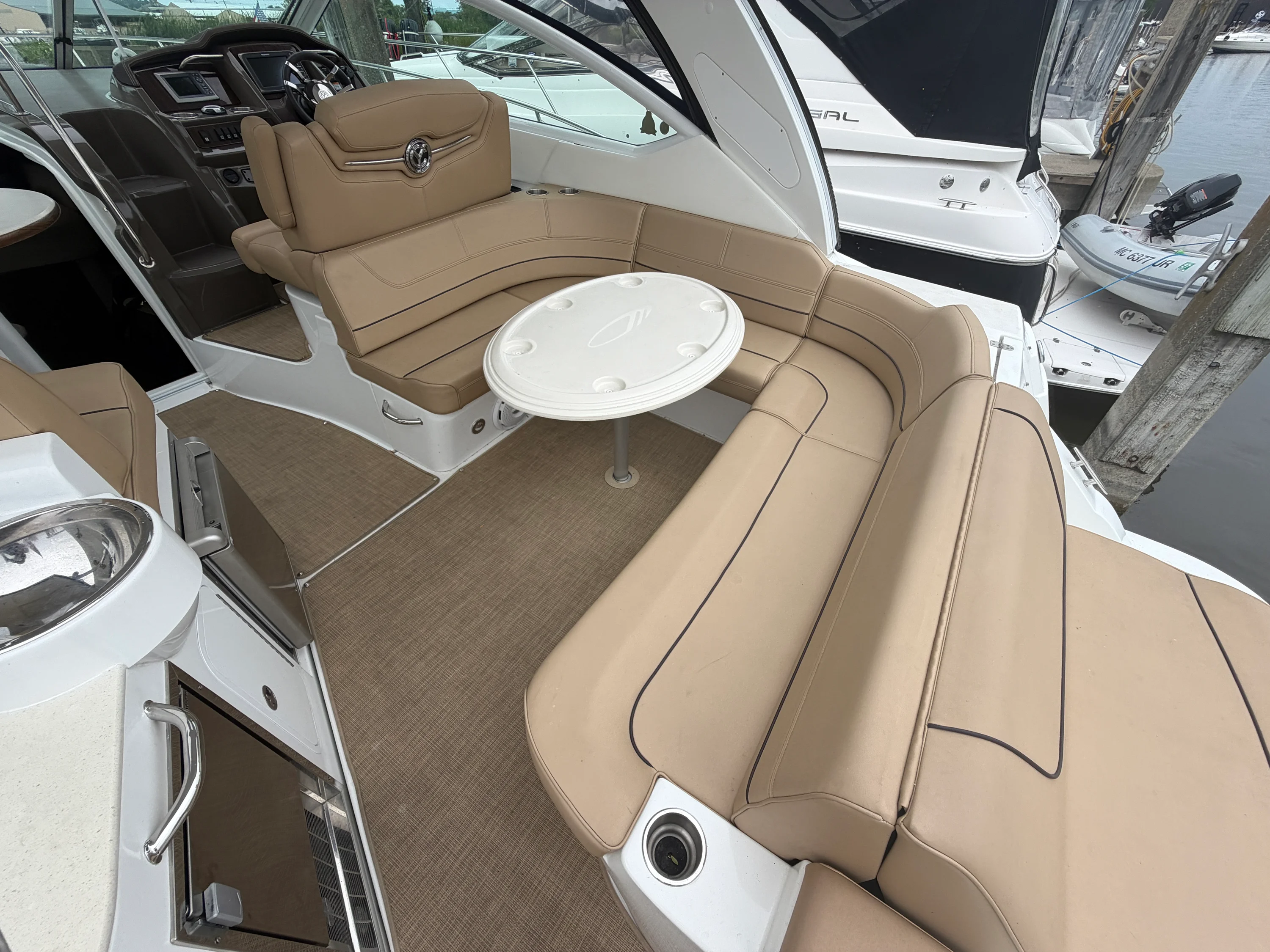 2014 Cruisers Yachts 380 EXPRESS Image Thumbnail #7