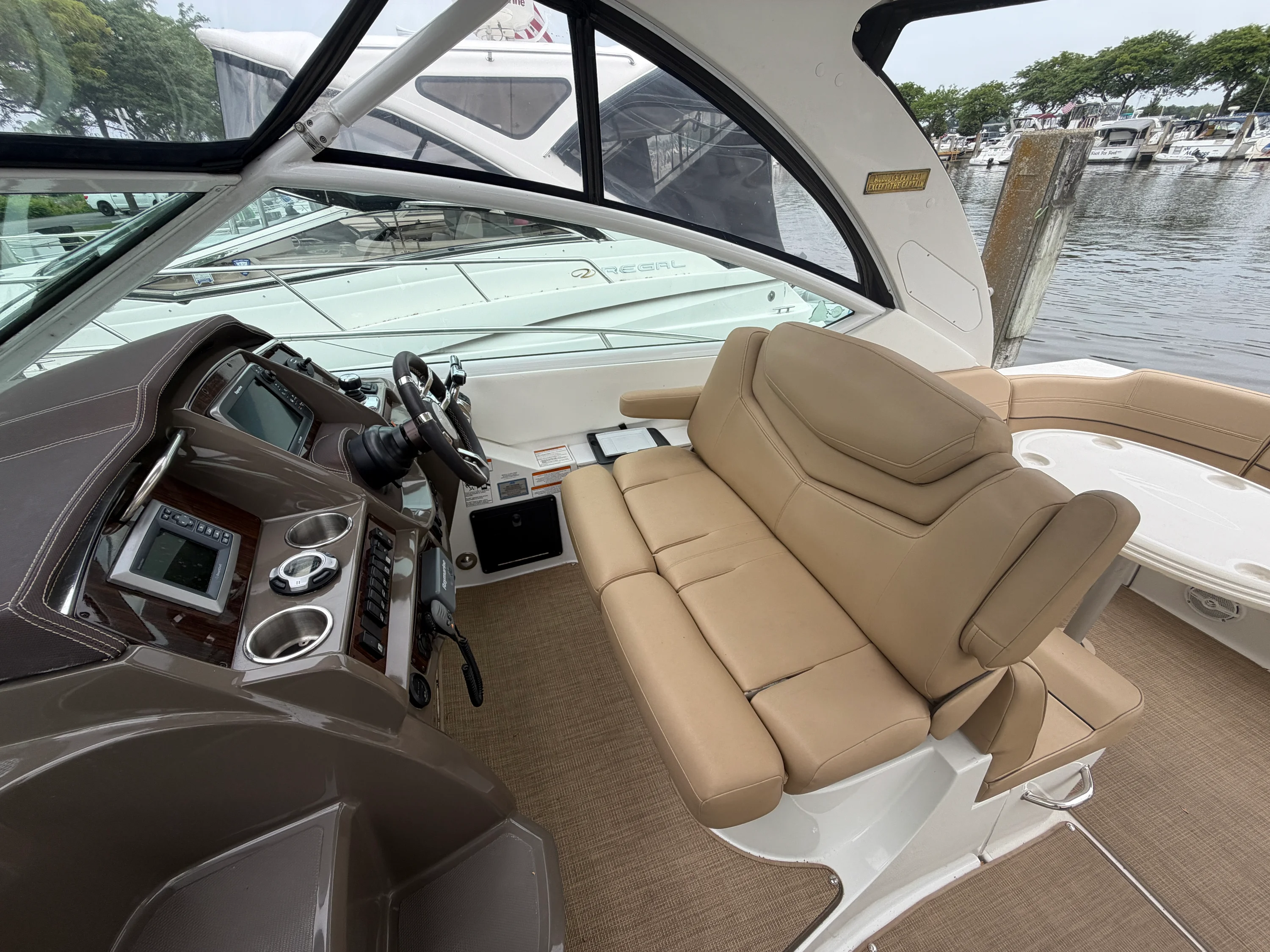 2014 Cruisers Yachts 380 EXPRESS Image Thumbnail #11