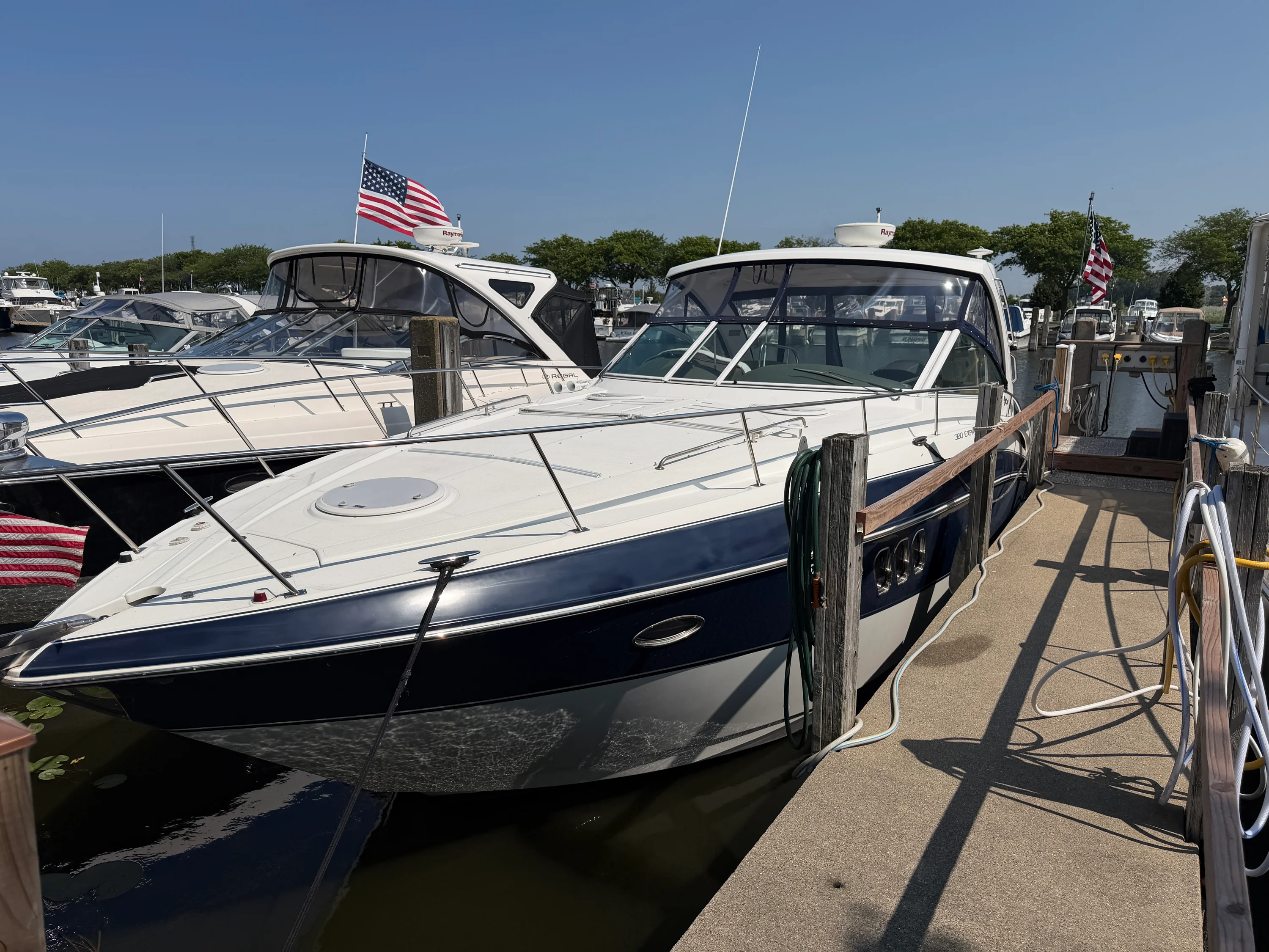 2014 Cruisers Yachts 380 EXPRESS Image Thumbnail #2