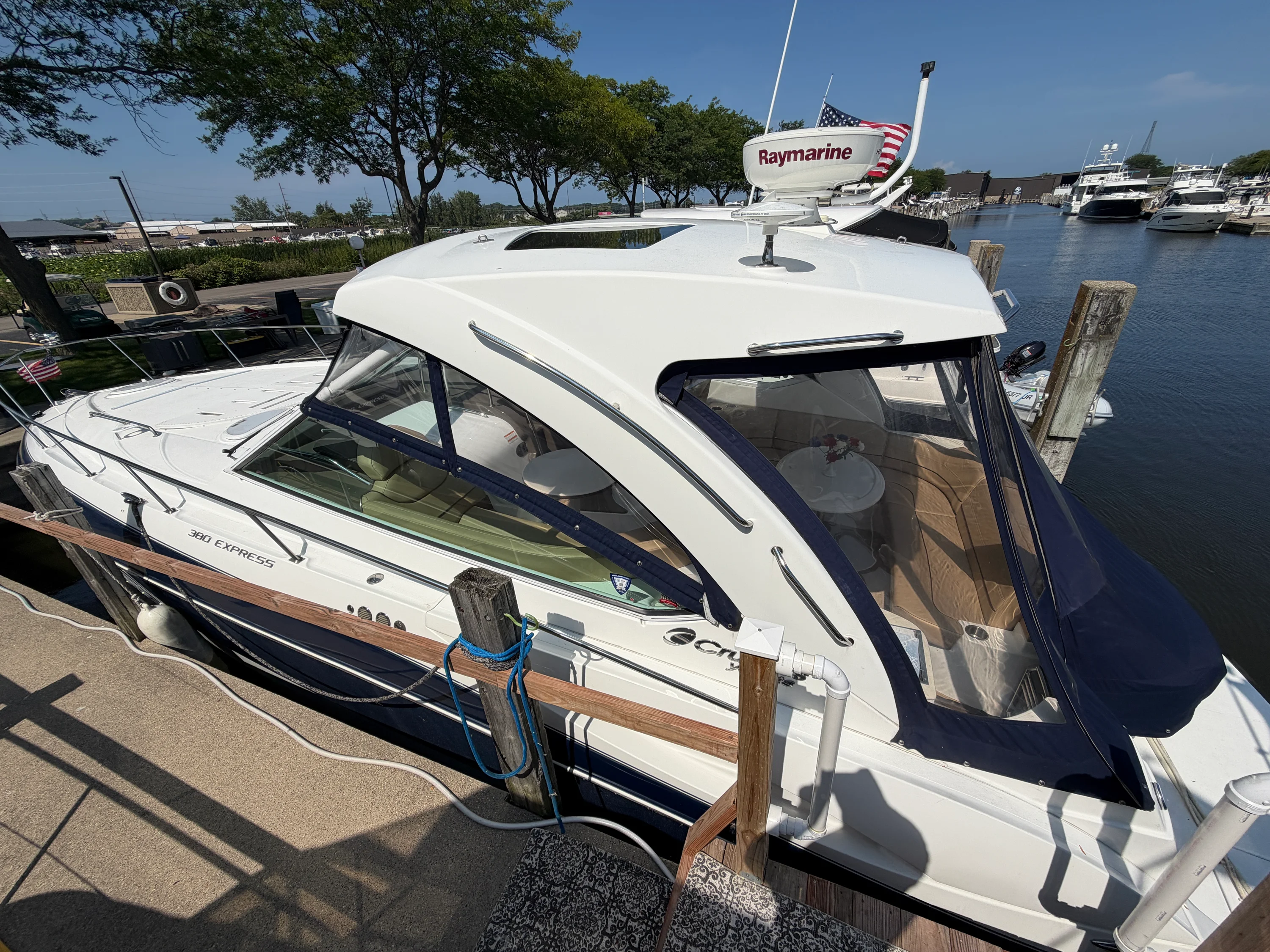 2014 Cruisers Yachts 380 EXPRESS Image Thumbnail #3