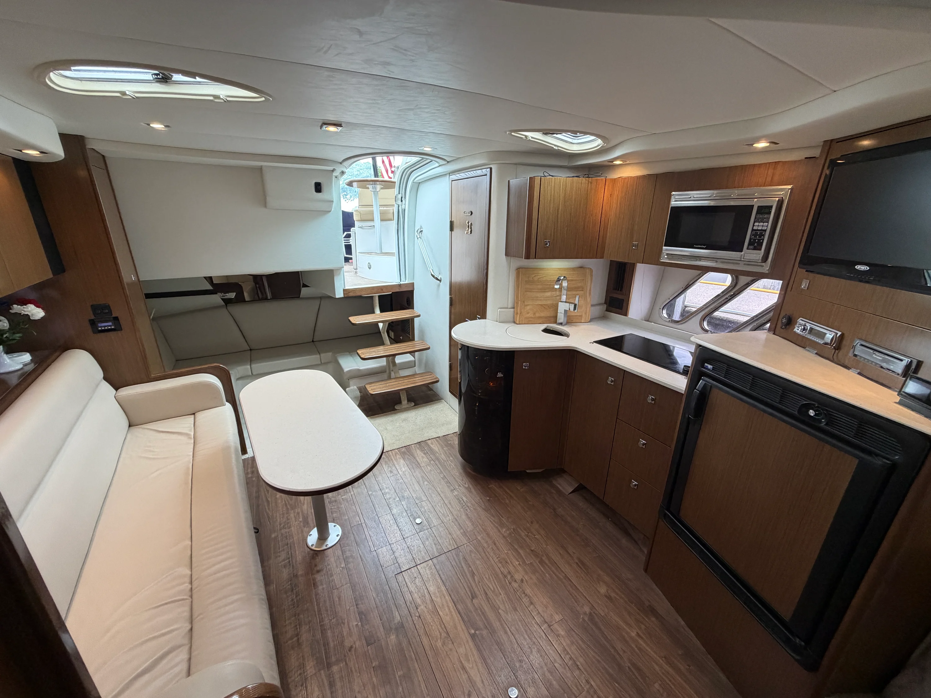 2014 Cruisers Yachts 380 EXPRESS Image Thumbnail #28