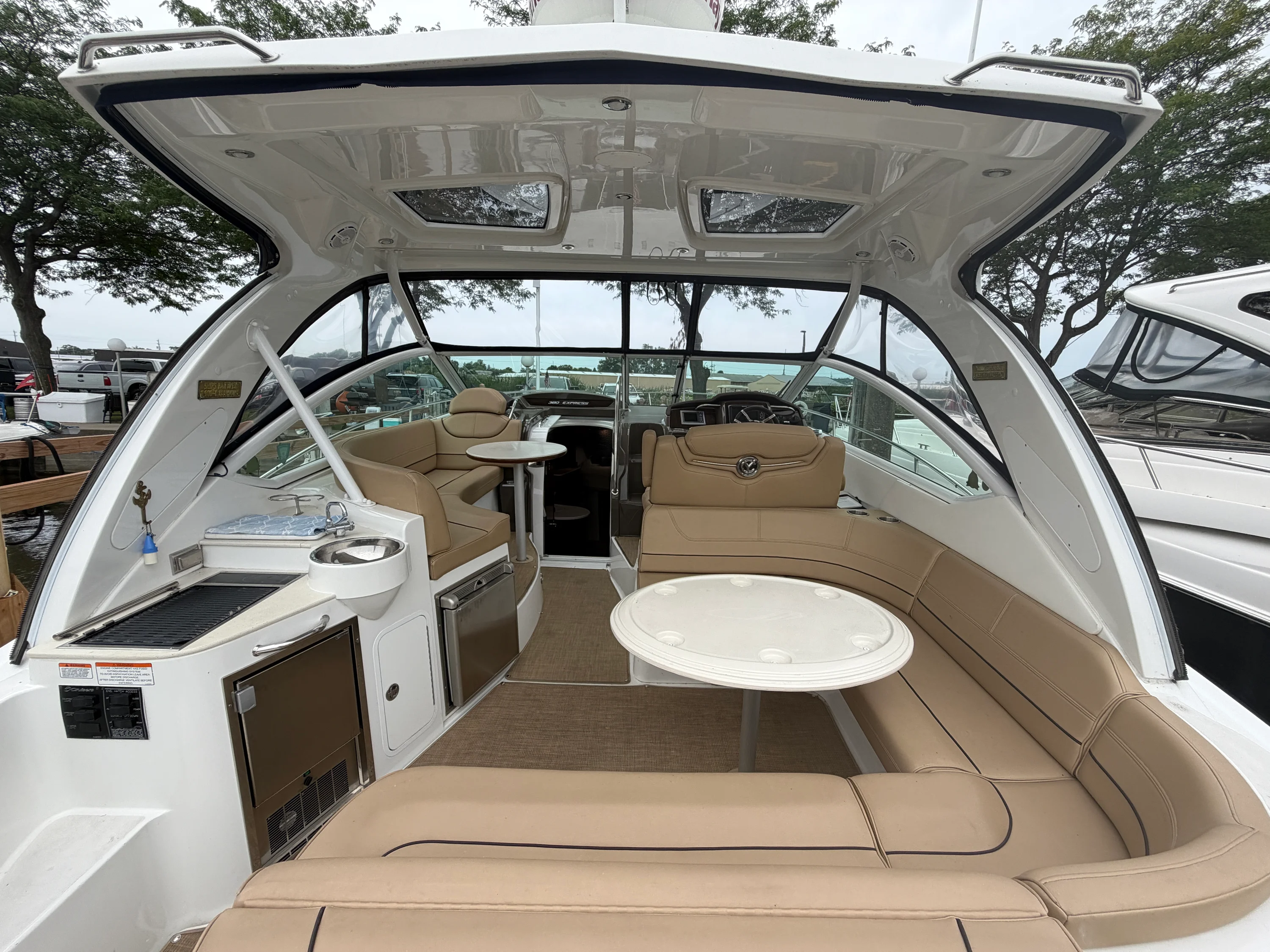 2014 Cruisers Yachts 380 EXPRESS Image Thumbnail #6