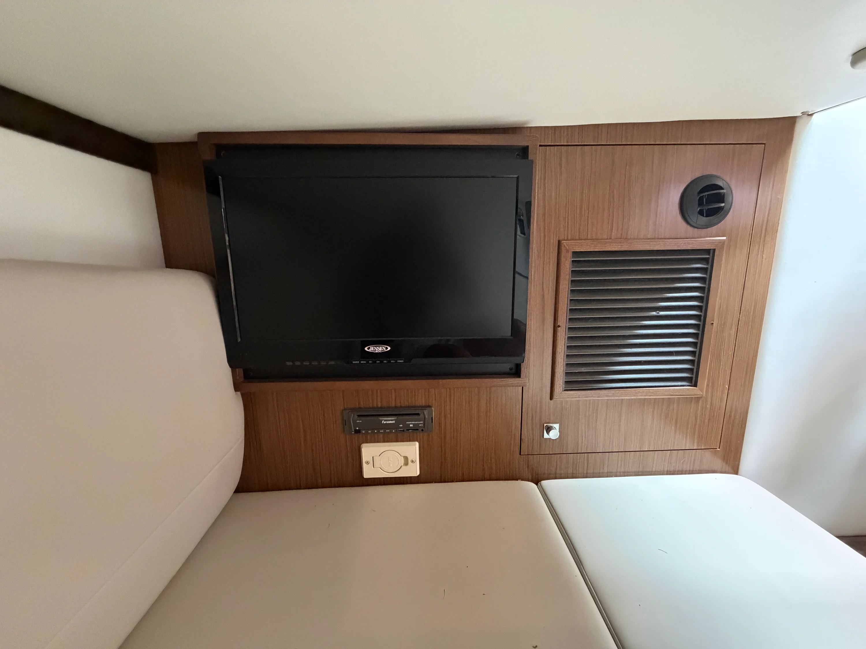 2014 Cruisers Yachts 380 EXPRESS Image Thumbnail #35