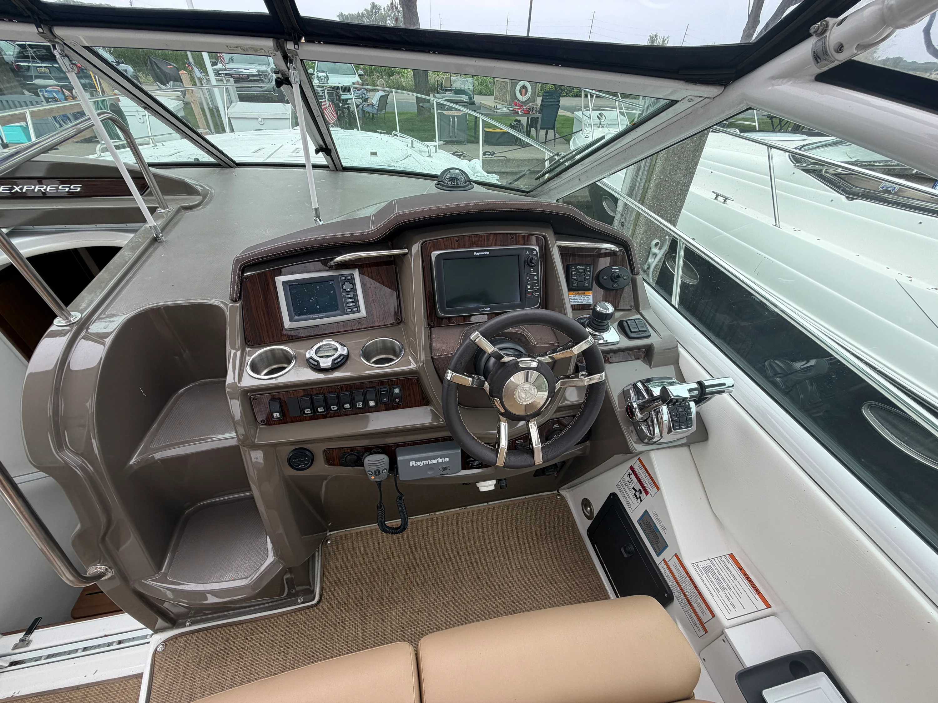 2014 Cruisers Yachts 380 EXPRESS Image Thumbnail #12