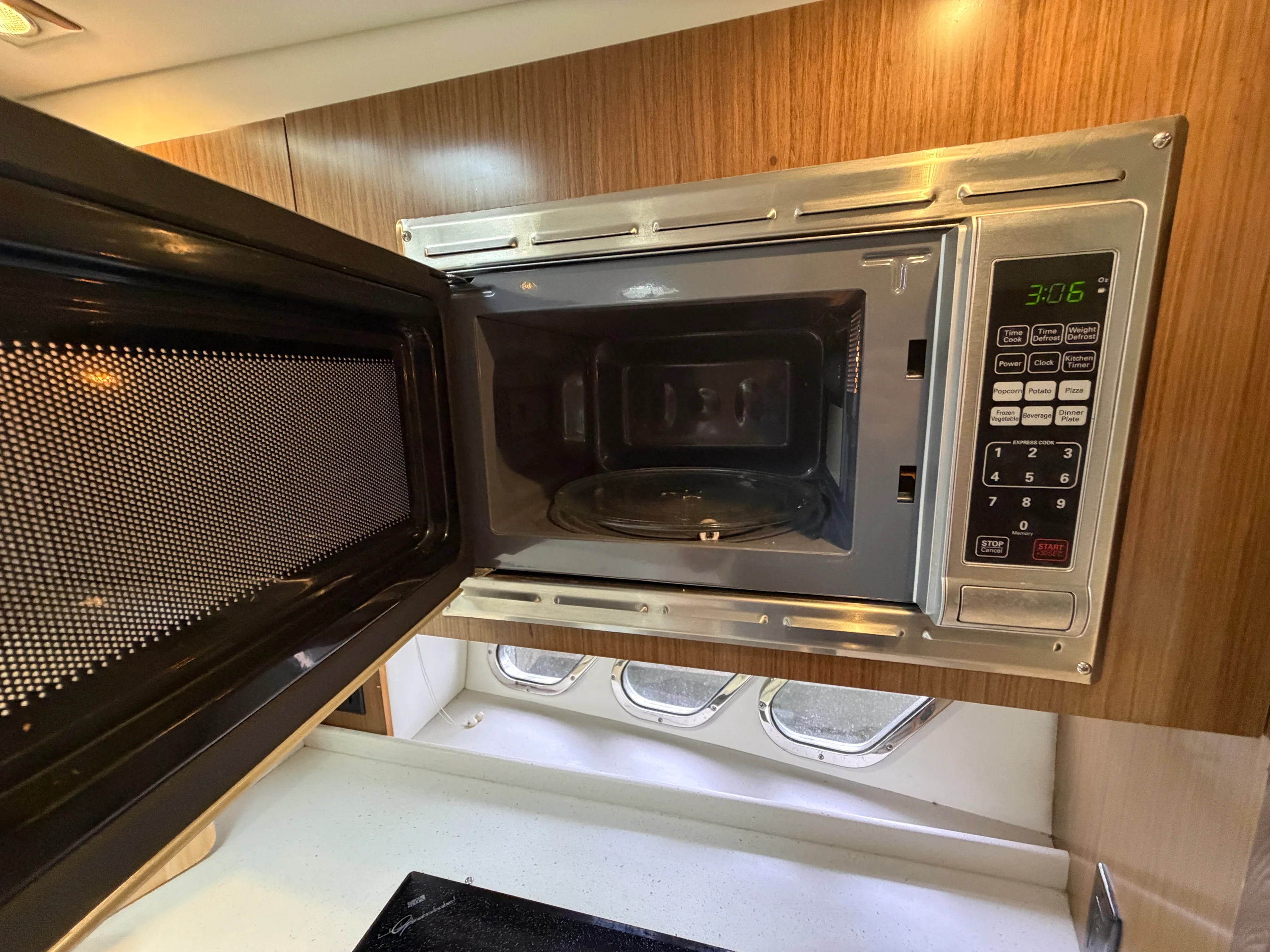 2014 Cruisers Yachts 380 EXPRESS Image Thumbnail #41