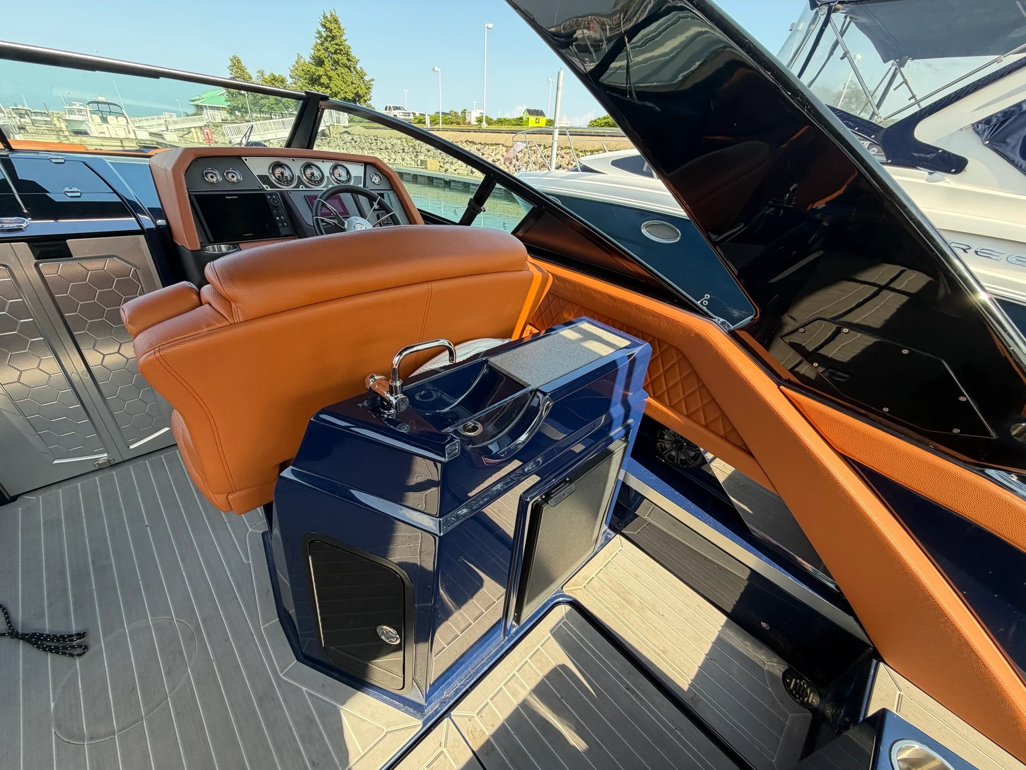 2022 Cruisers Yachts 338 SOUTH BEACH Image Thumbnail #5