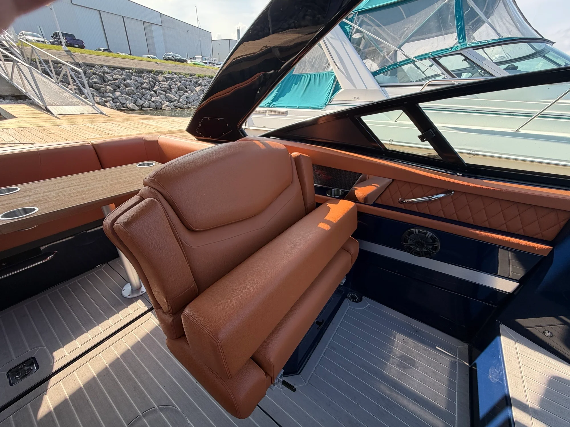 2022 Cruisers Yachts 338 SOUTH BEACH Image Thumbnail #7