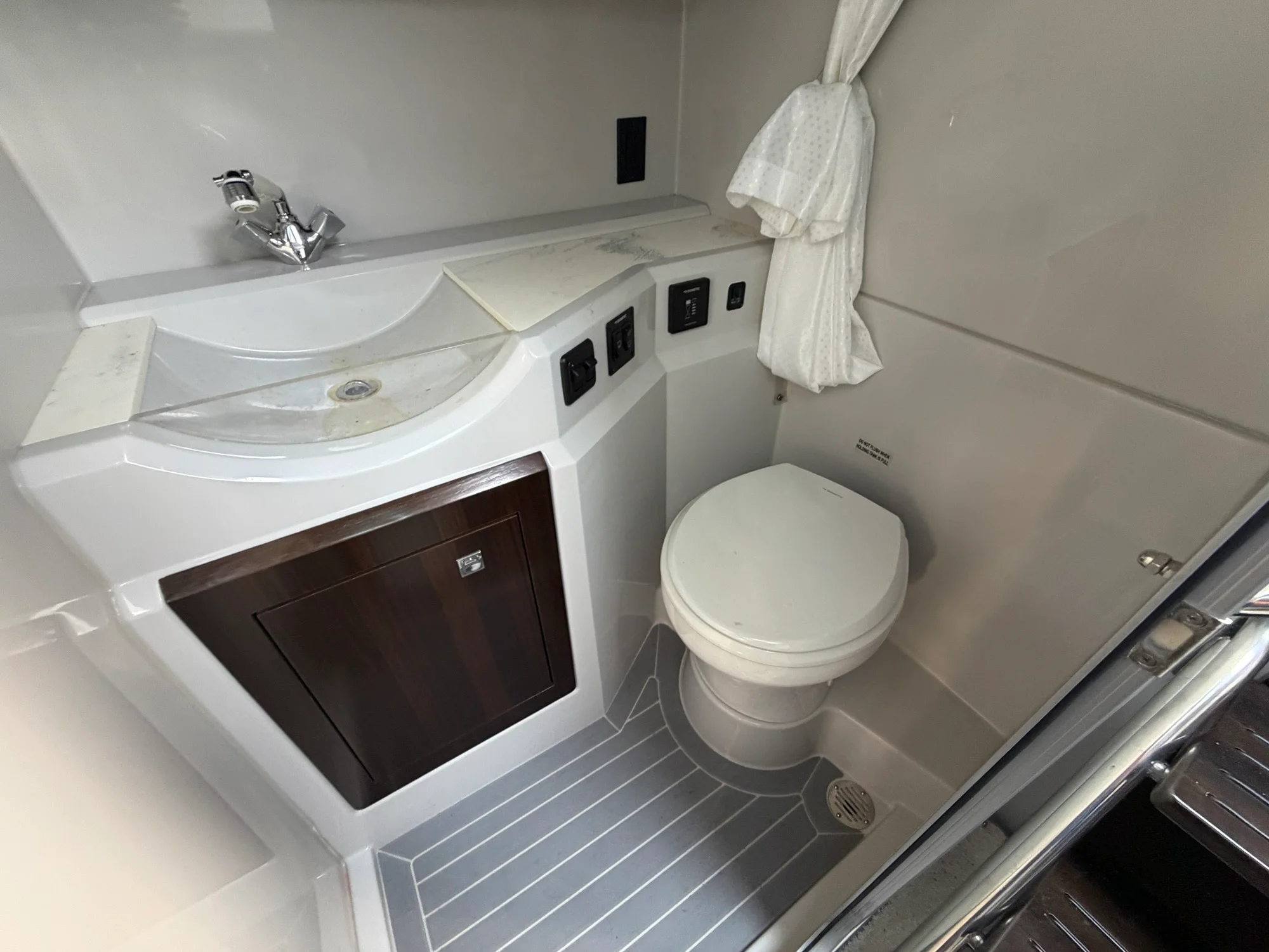 2022 Cruisers Yachts 338 SOUTH BEACH Image Thumbnail #17