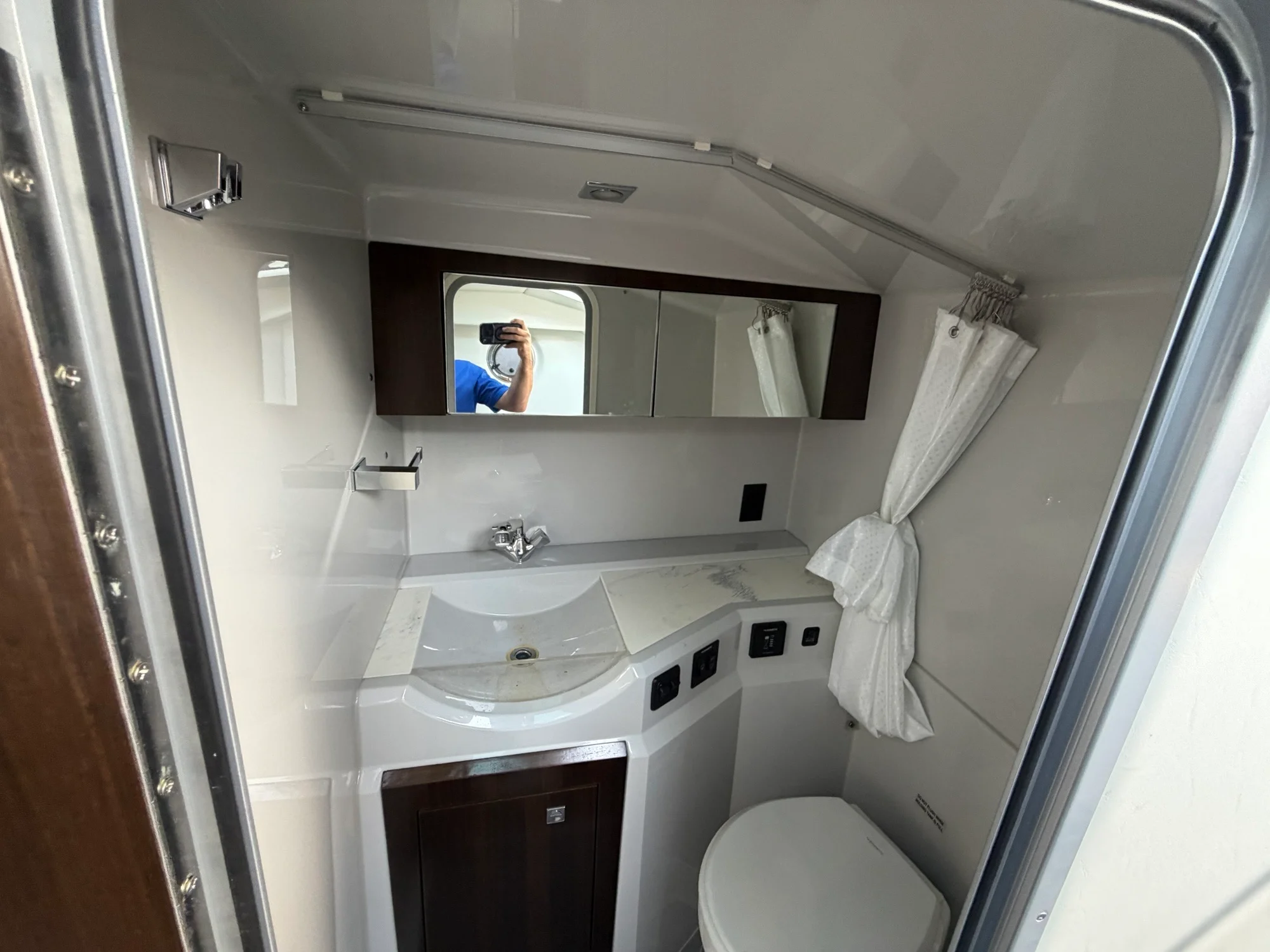 2022 Cruisers Yachts 338 SOUTH BEACH Image Thumbnail #16
