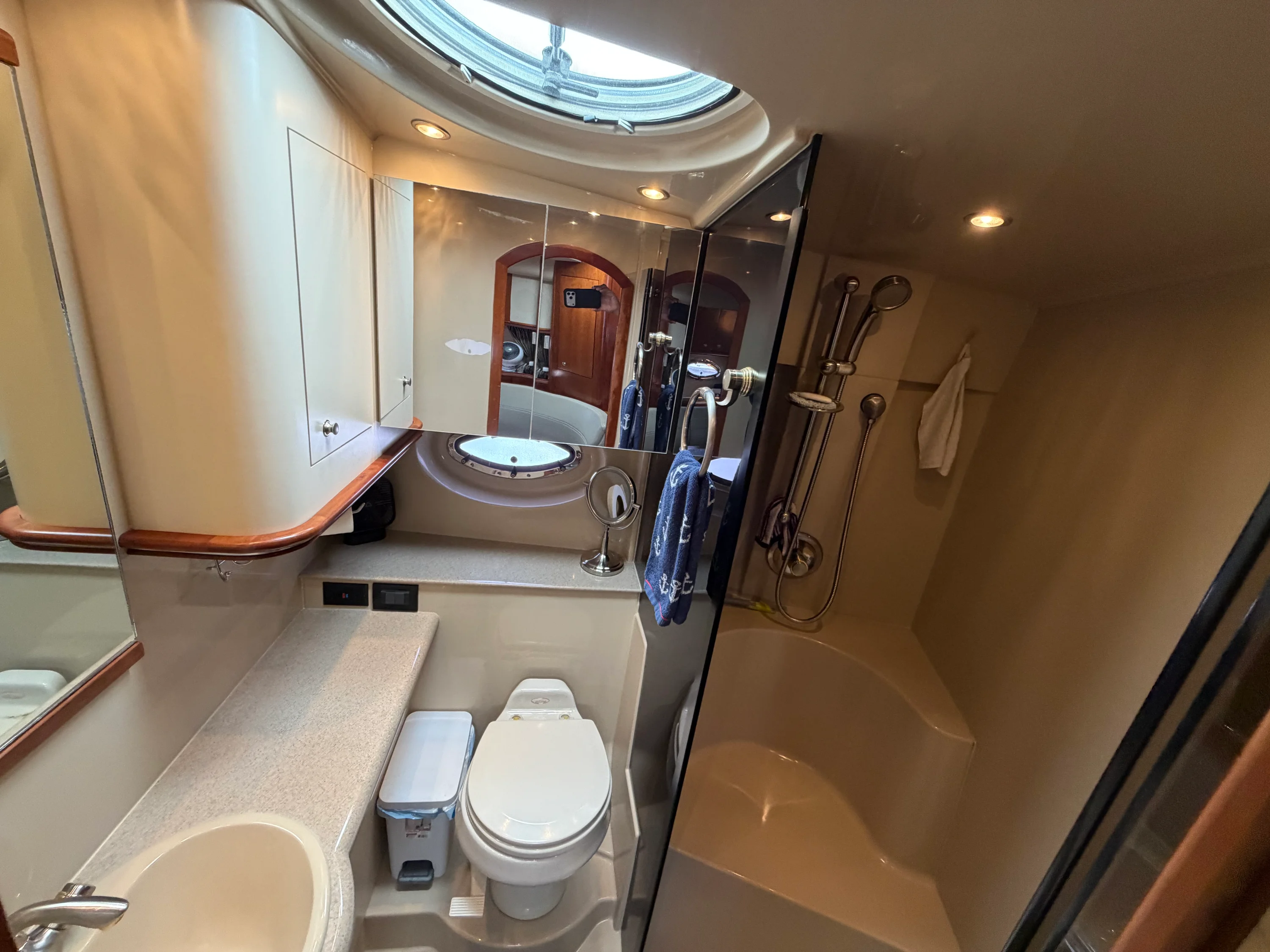 2005 Cruisers Yachts 370 EXPRESS Image Thumbnail #20