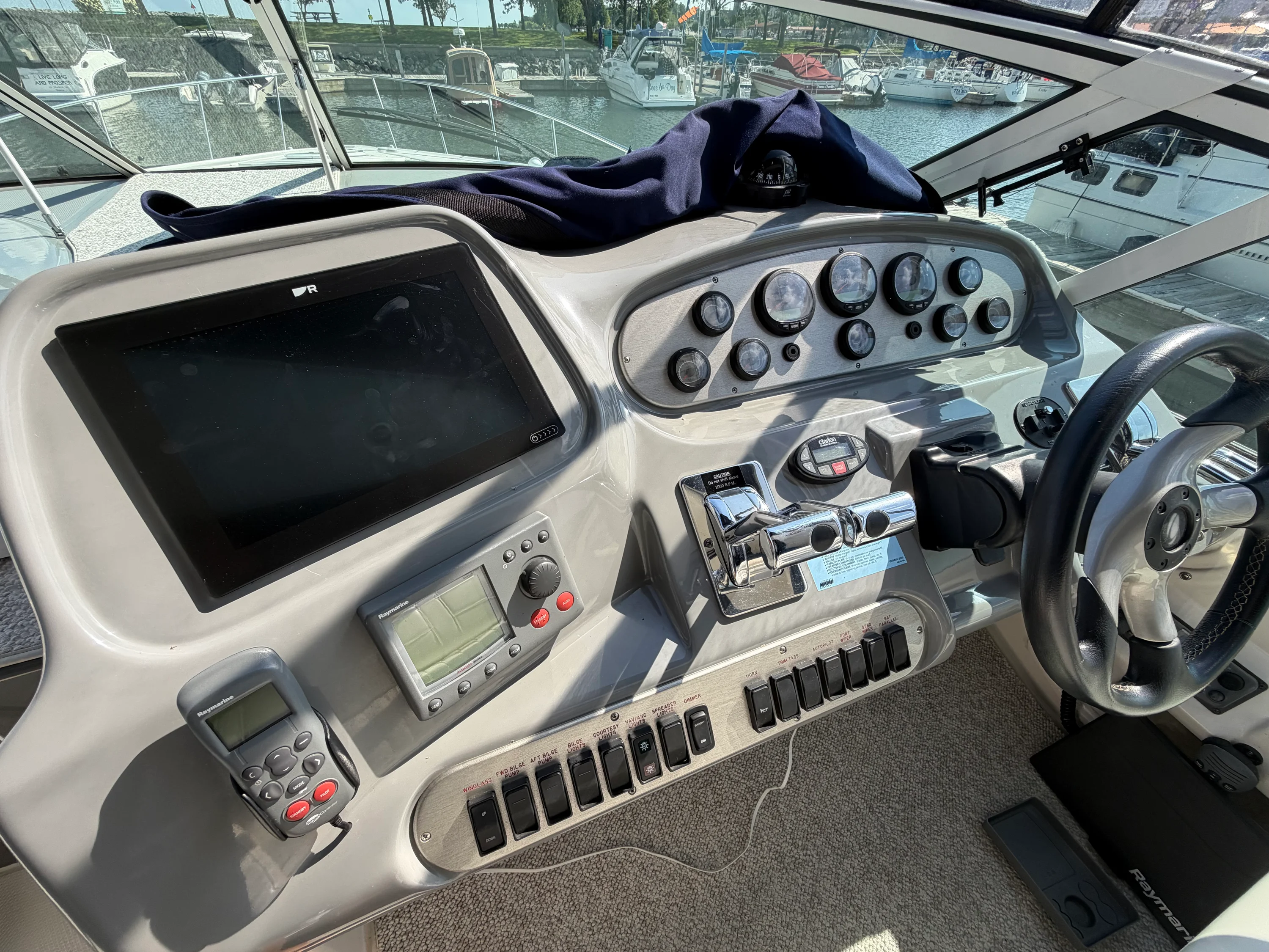 2005 Cruisers Yachts 370 EXPRESS Image Thumbnail #7