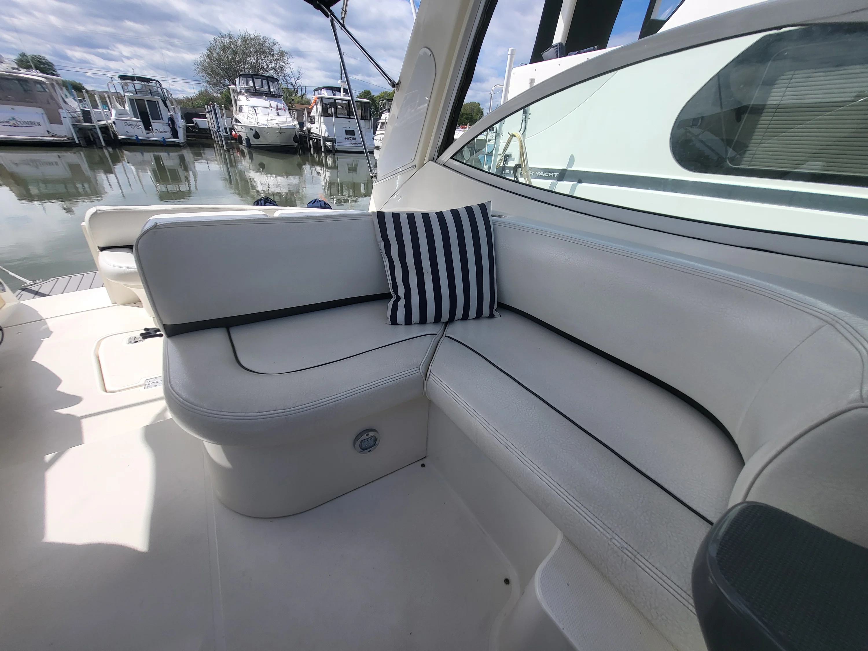 2007 Cruisers Yachts 310 EXPRESS Image Thumbnail #23