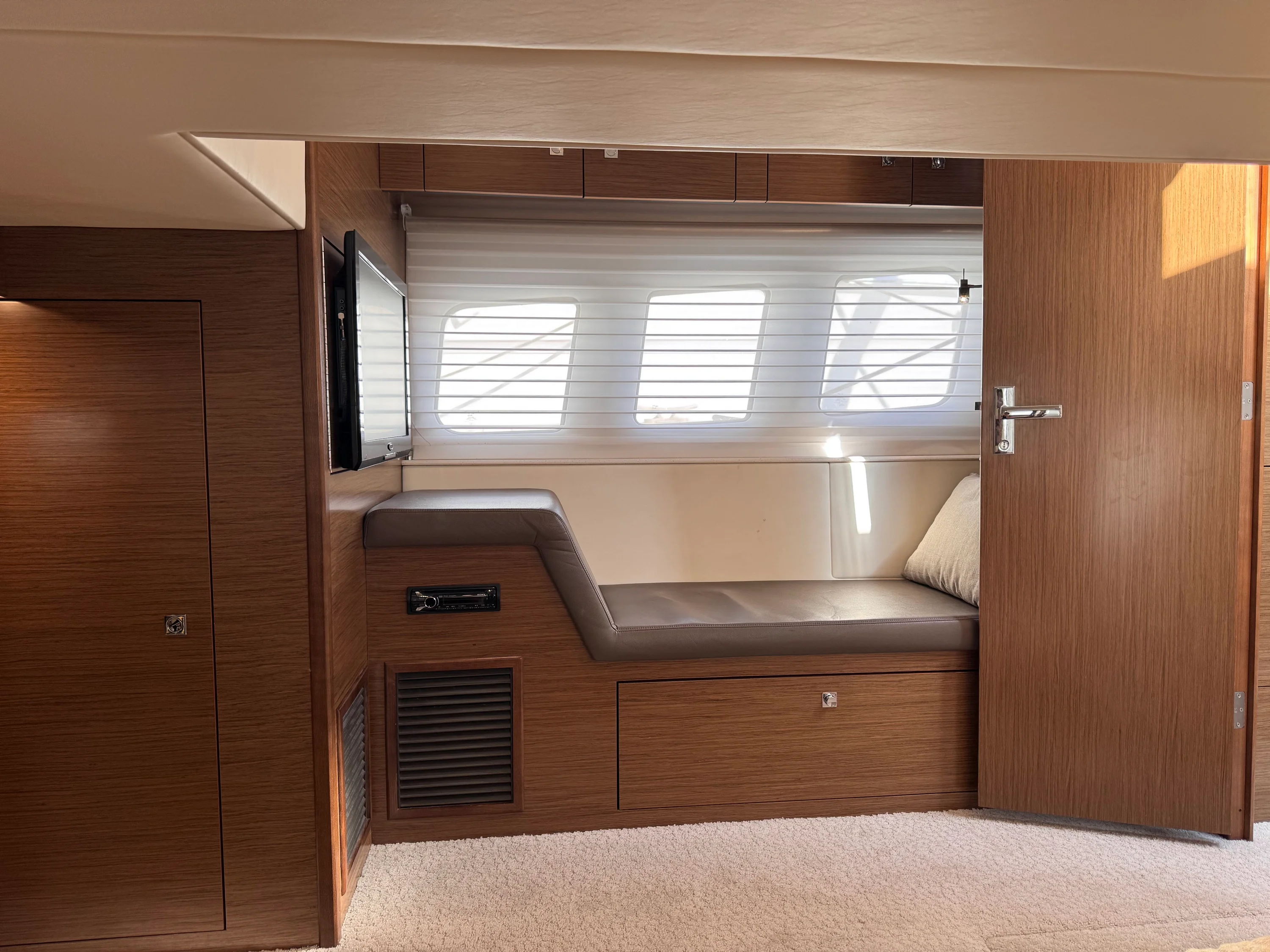 2014 Cruisers Yachts 45 CANTIUS Image Thumbnail #12