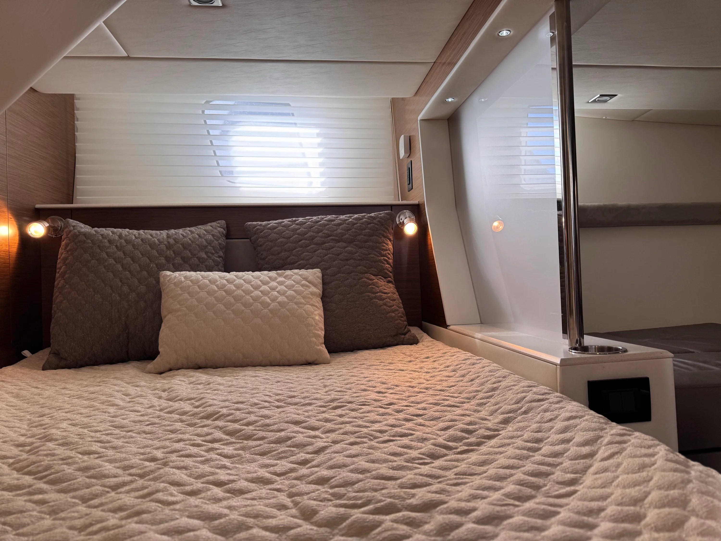 2014 Cruisers Yachts 45 CANTIUS Image Thumbnail #8