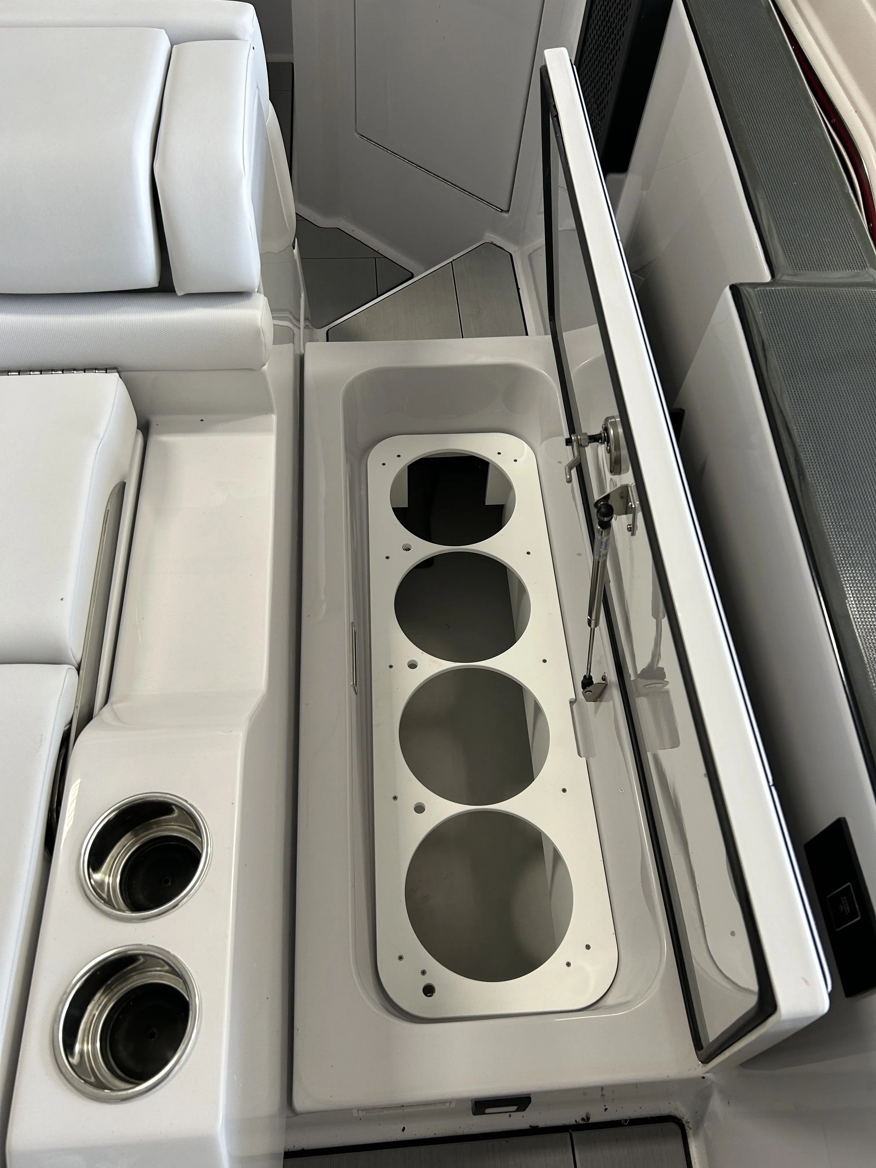 2024 Aviara AV32 Outboard Image Thumbnail #10