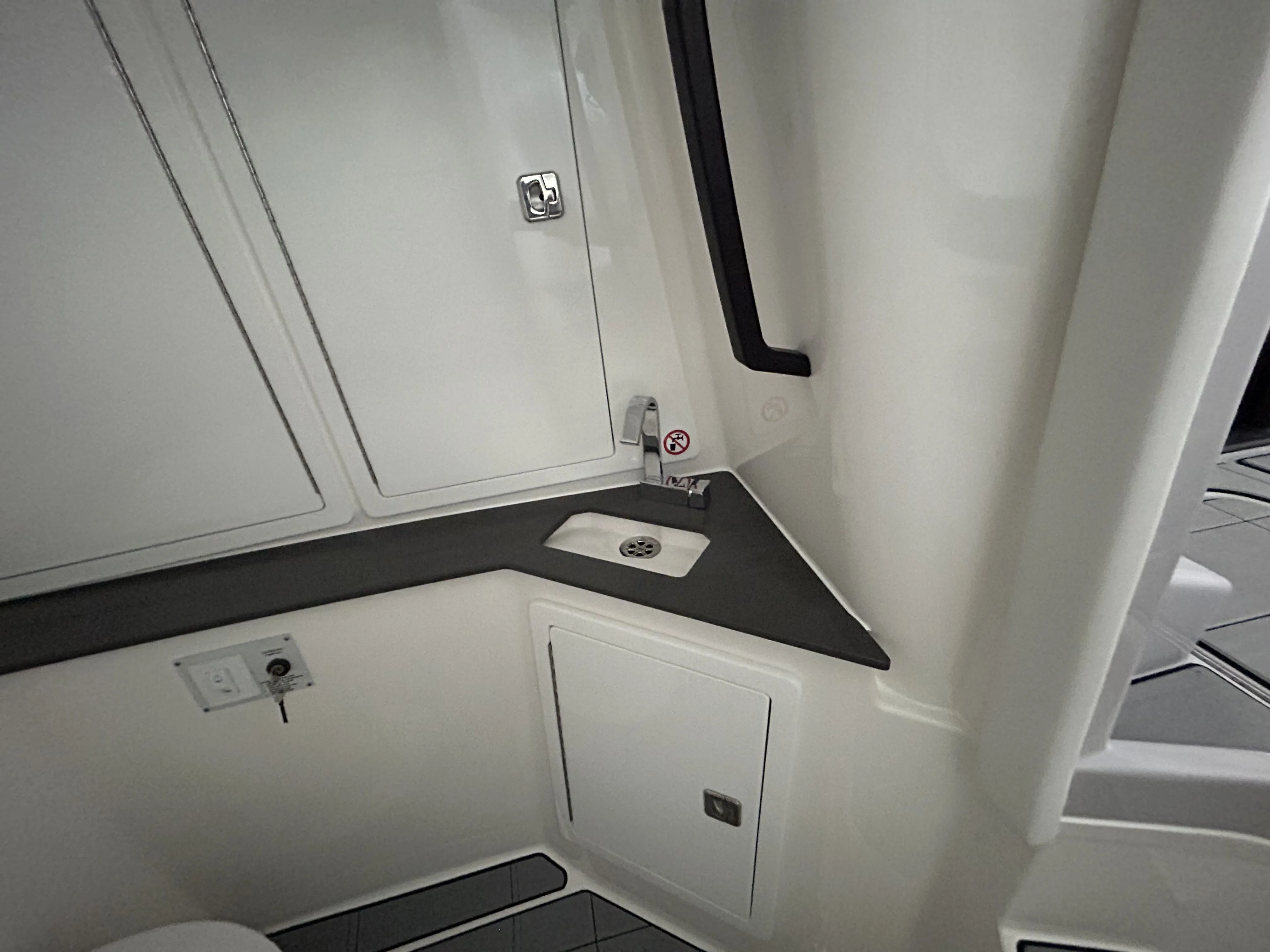 2024 Aviara AV32 Outboard Image Thumbnail #19