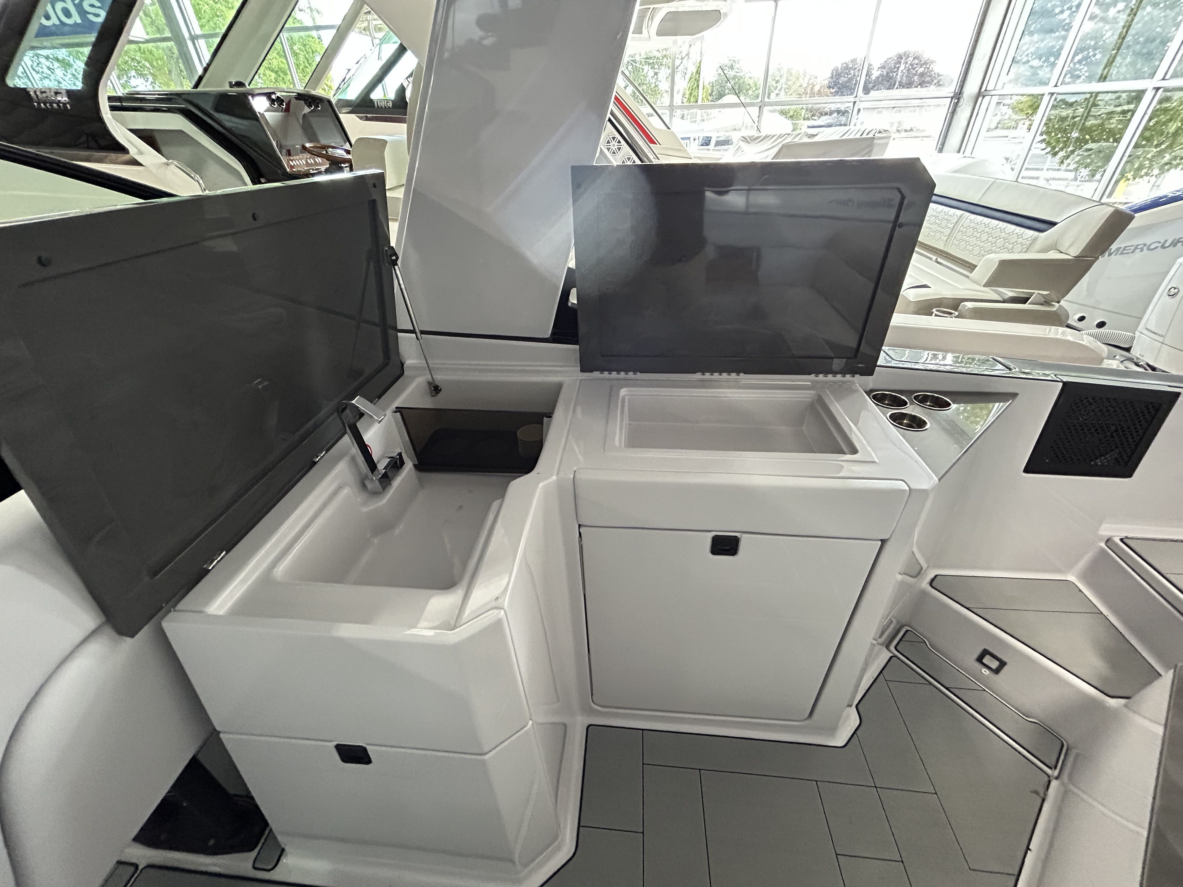 2024 Aviara AV32 Outboard Image Thumbnail #12