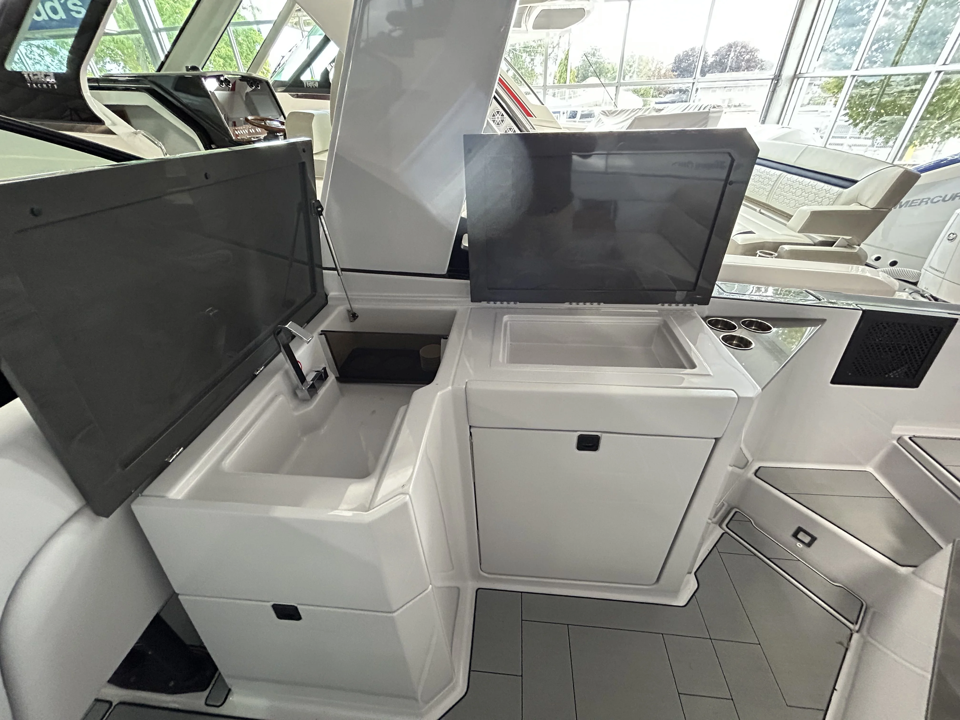 2024 Aviara AV32 Outboard Image Thumbnail #12