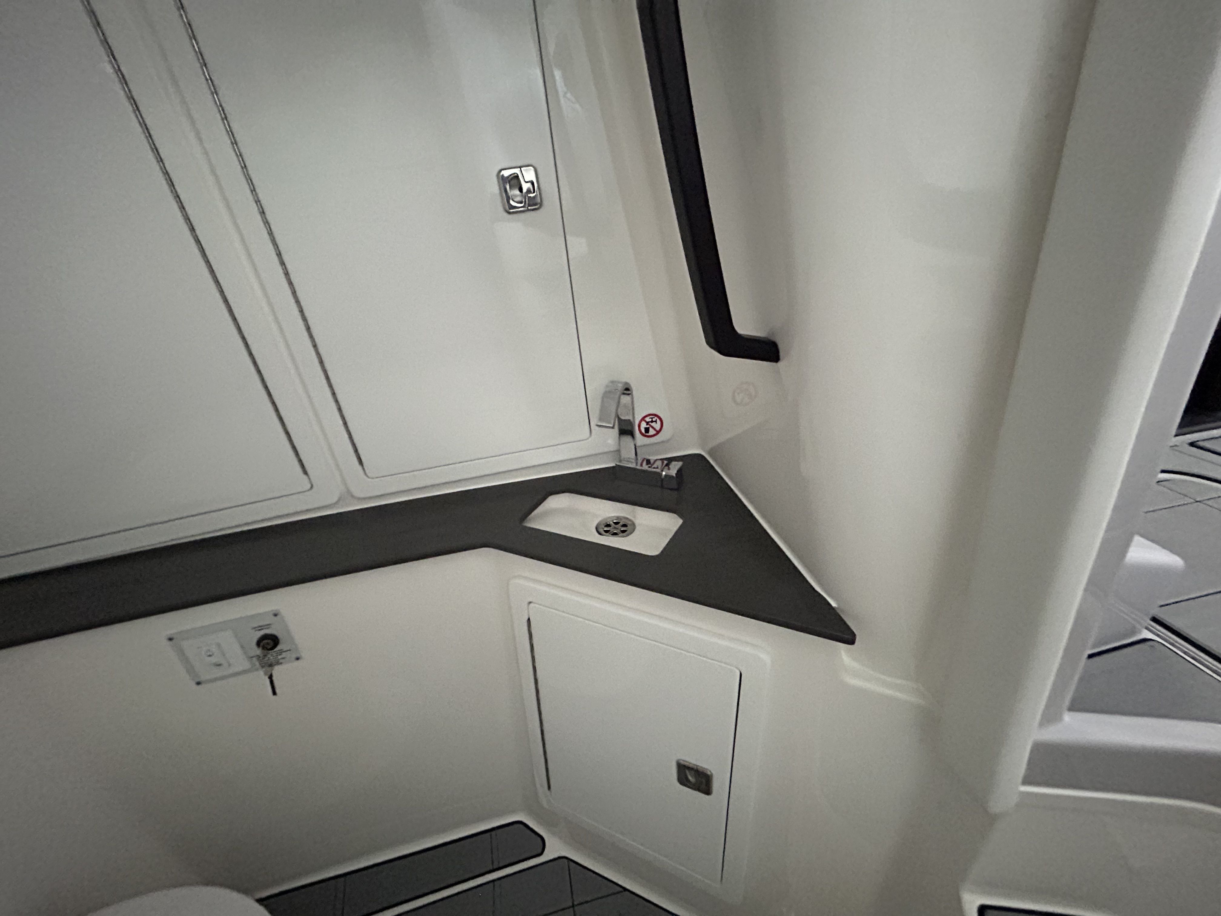 2024 Aviara AV32 Outboard Image Thumbnail #19