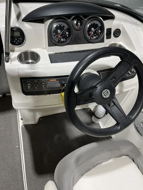 2016 Bayliner 215 Image Thumbnail #2