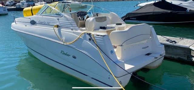 2000 Rinker 242 FIESTA VEE Image Thumbnail #3