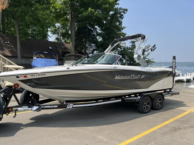 2019 Mastercraft XT23 Image Thumbnail #1