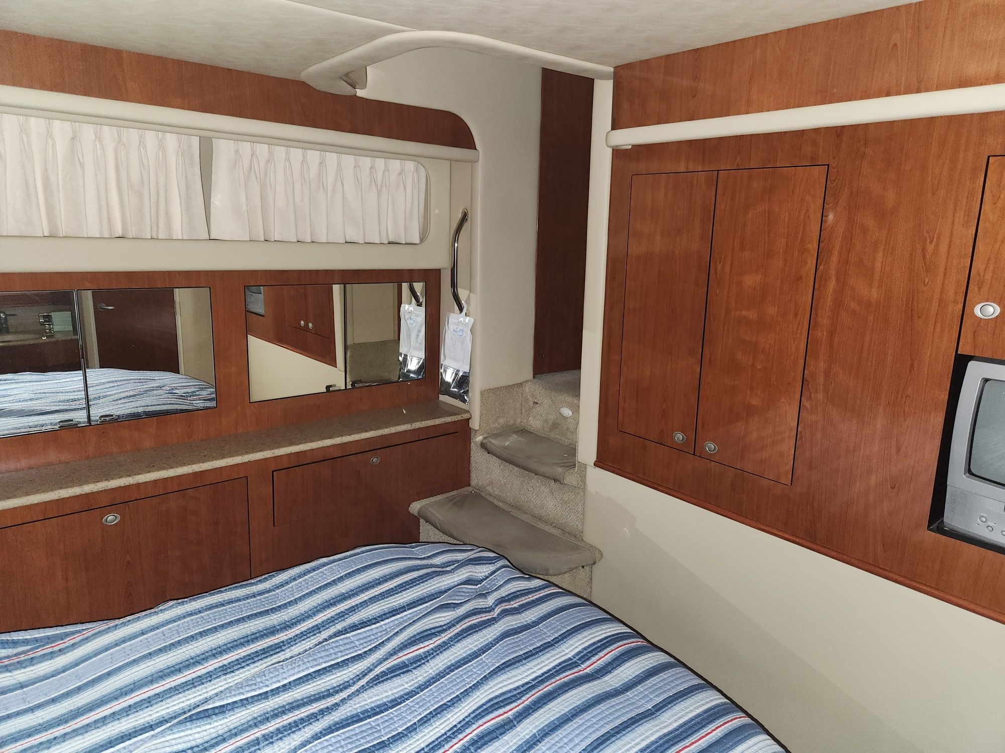 2004 Sea Ray
                                                             390 Motor Yacht Image Thumbnail #19