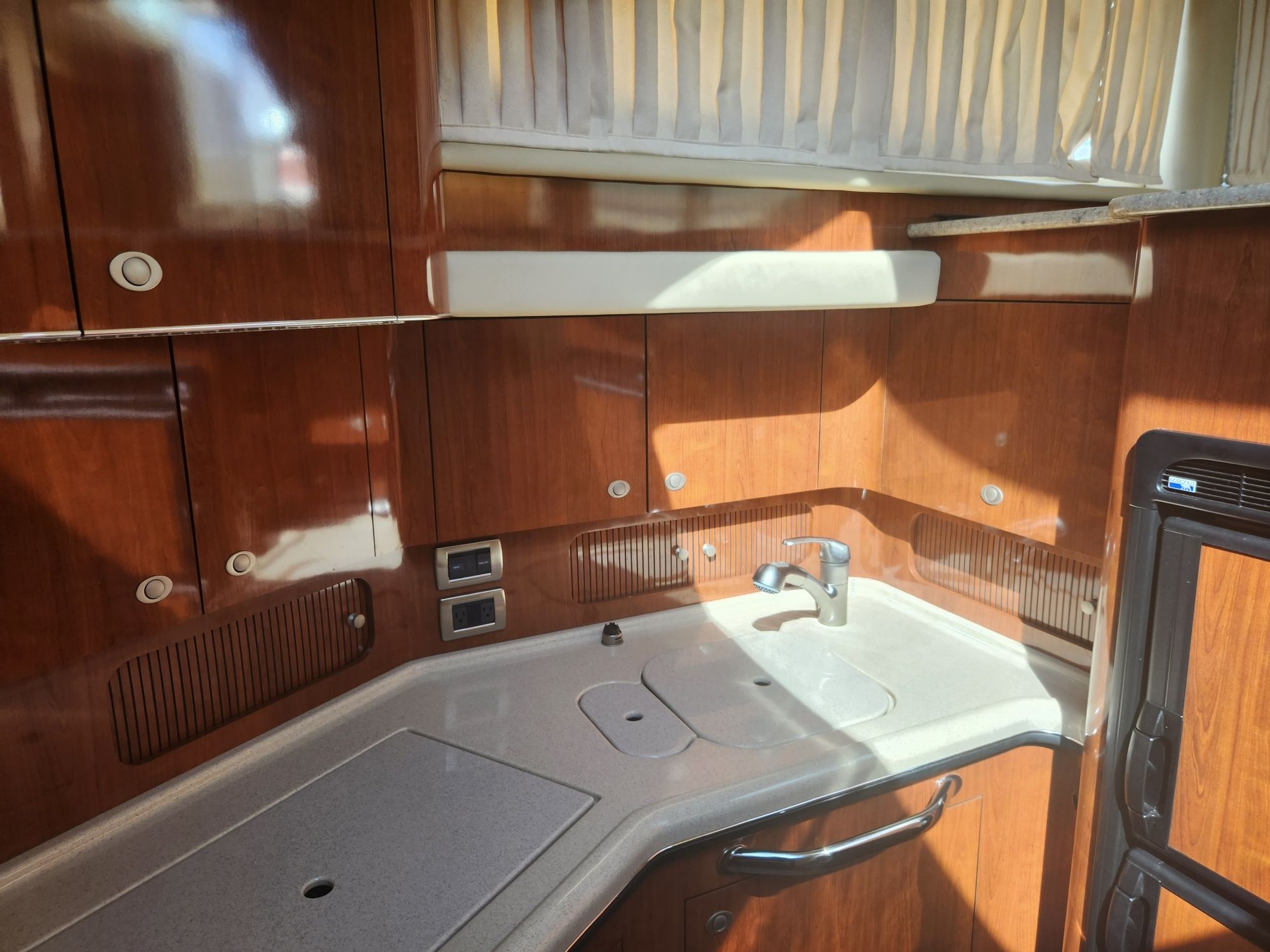 2004 Sea Ray
                                                             390 Motor Yacht Image Thumbnail #45