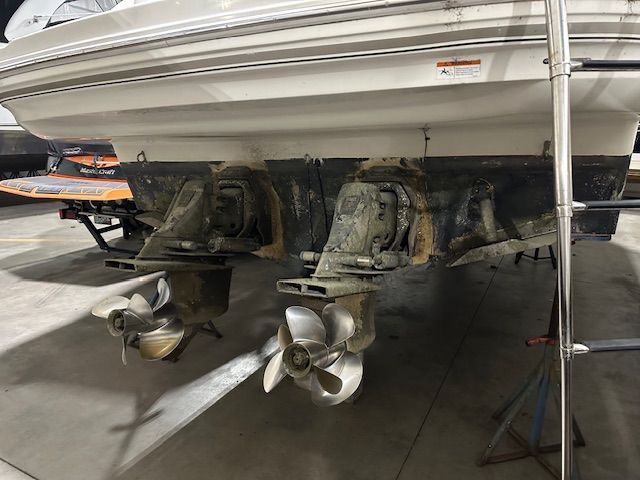 2004 Larson 31 CABRIO Image Thumbnail #2