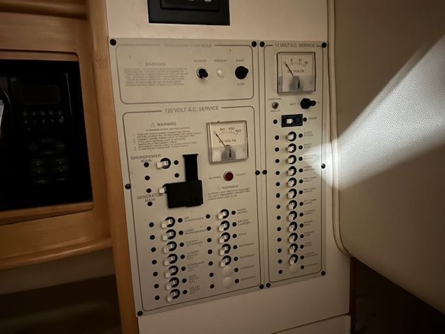 2004 Larson 31 CABRIO Image Thumbnail #20