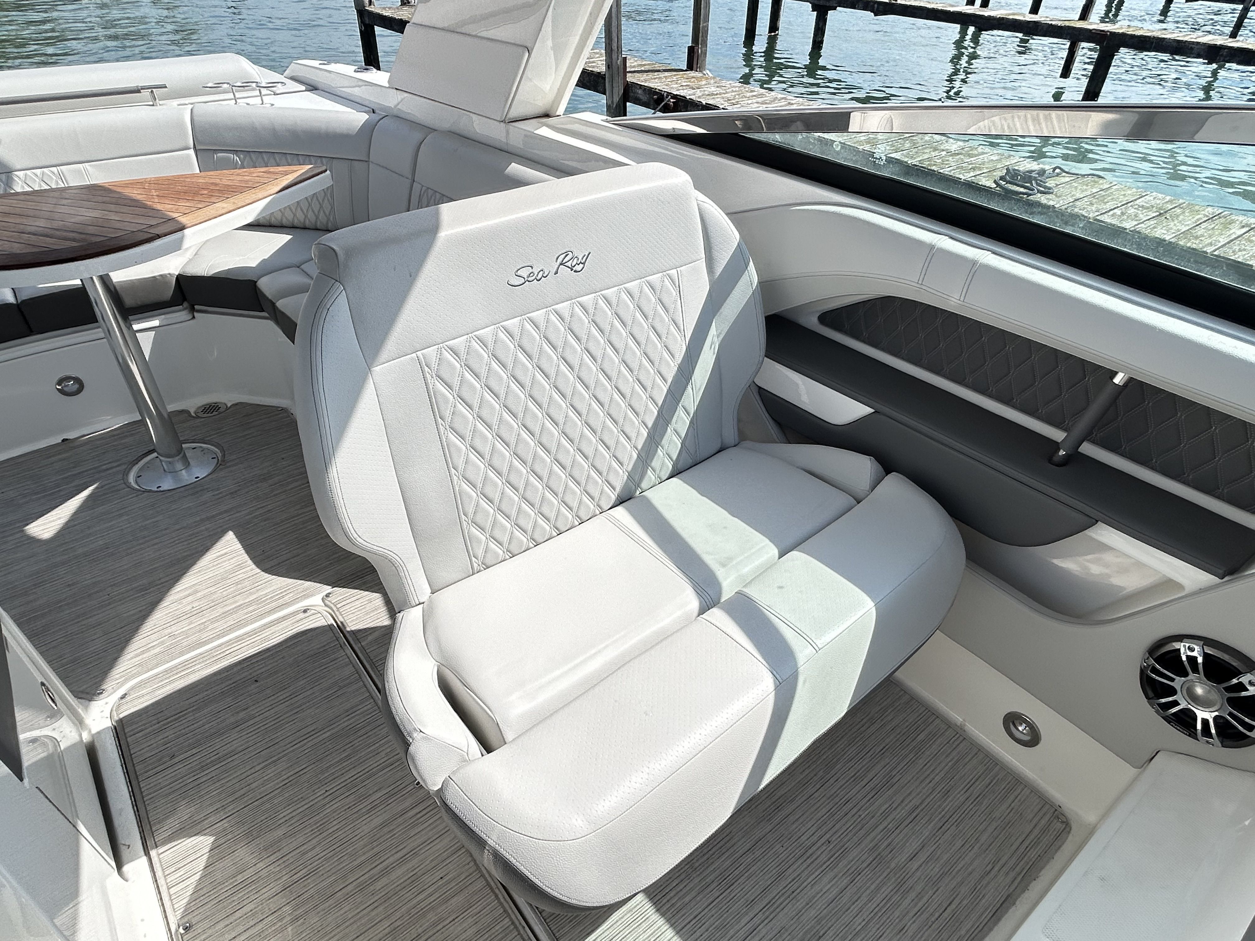 2021 Sea Ray SLX 310 Image Thumbnail #14