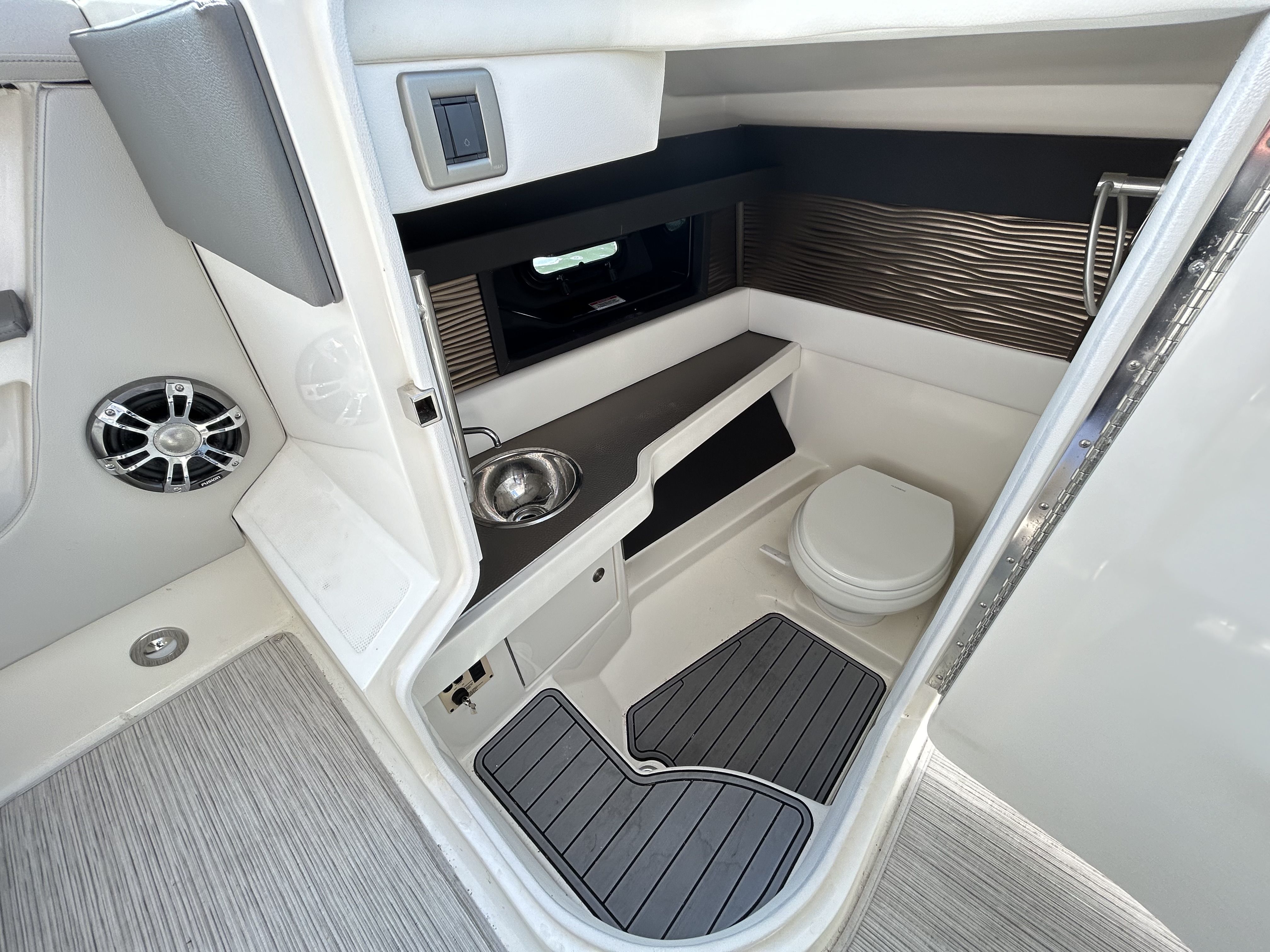 2021 Sea Ray SLX 310 Image Thumbnail #17