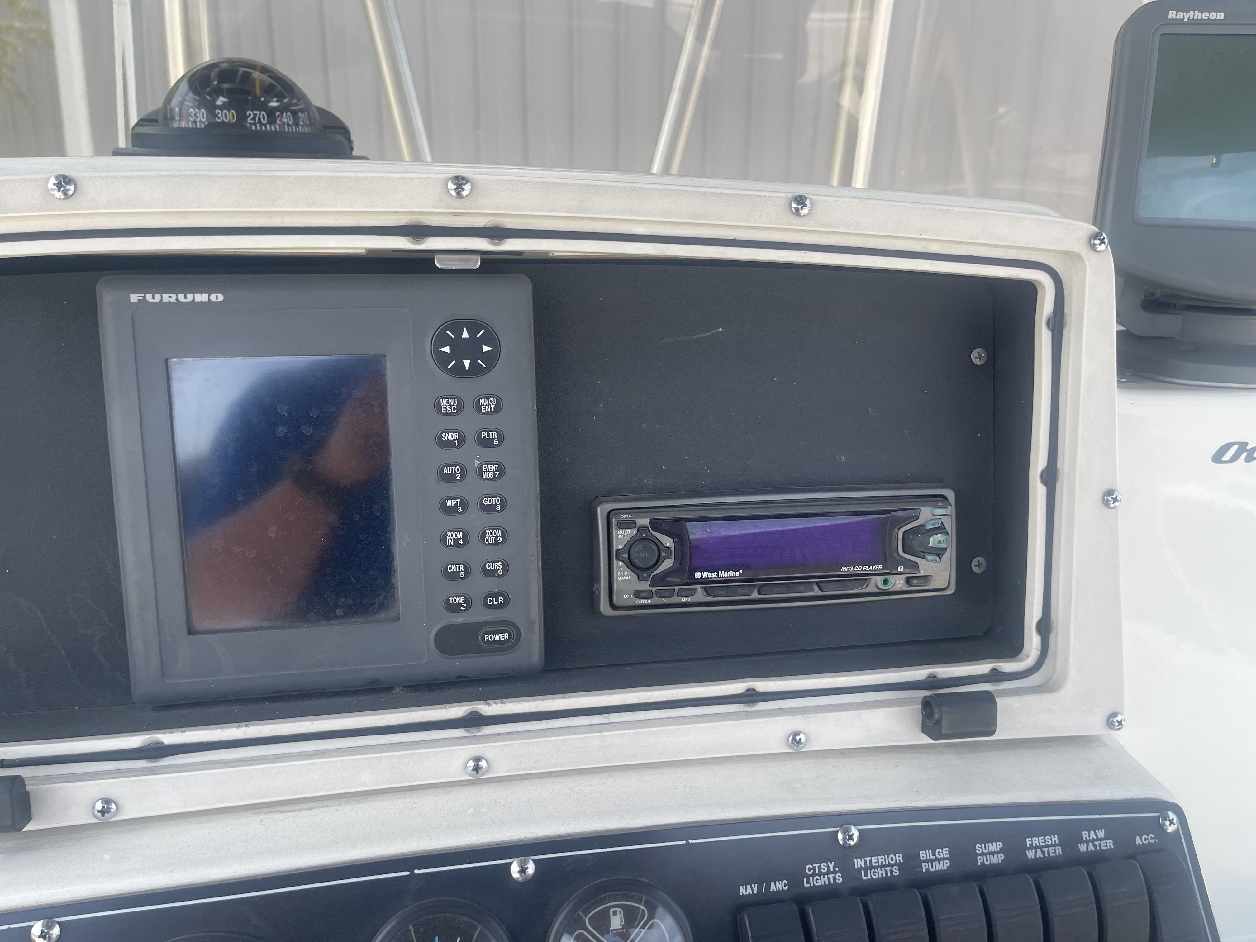 2000 Boston Whaler
                                                             21OUTRAGE Image Thumbnail #16