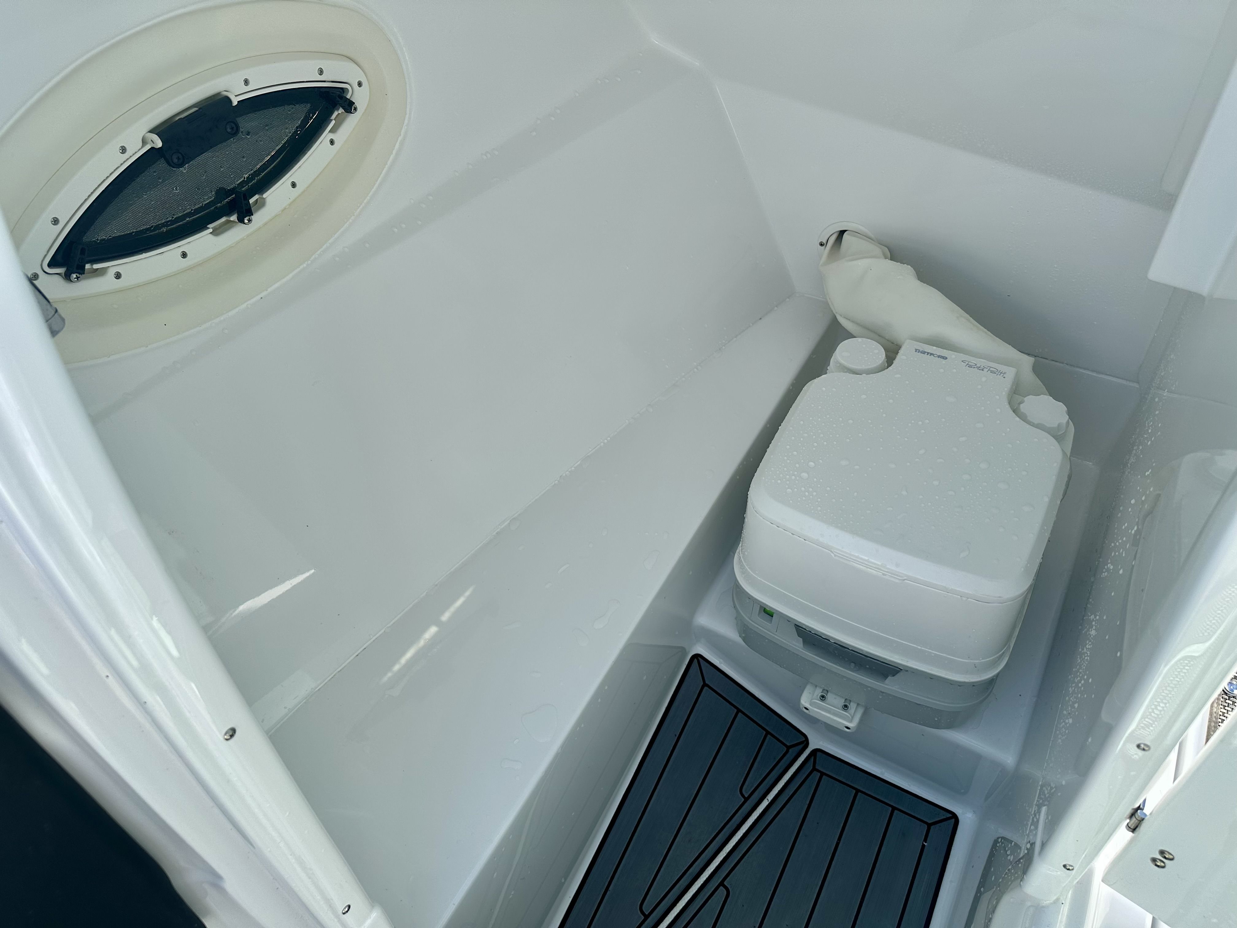 2017 Cruisers Yachts
                                                             238SS Image Thumbnail #9