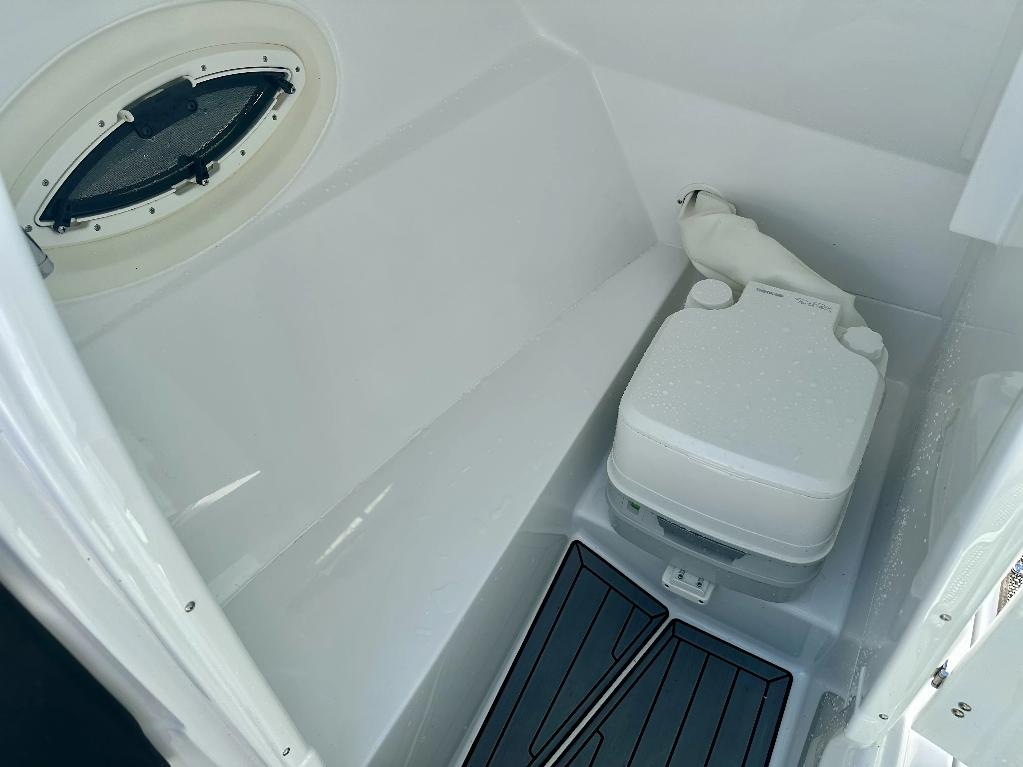 2017 Cruisers Yachts 238SS Image Thumbnail #9